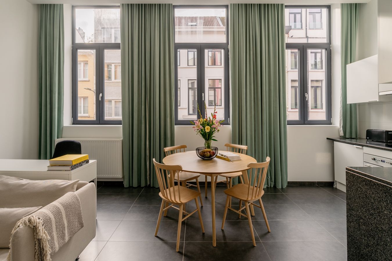 Gemeubelde studio met eigen voordeur aan het schattige minipark Vinkenhof foto 2