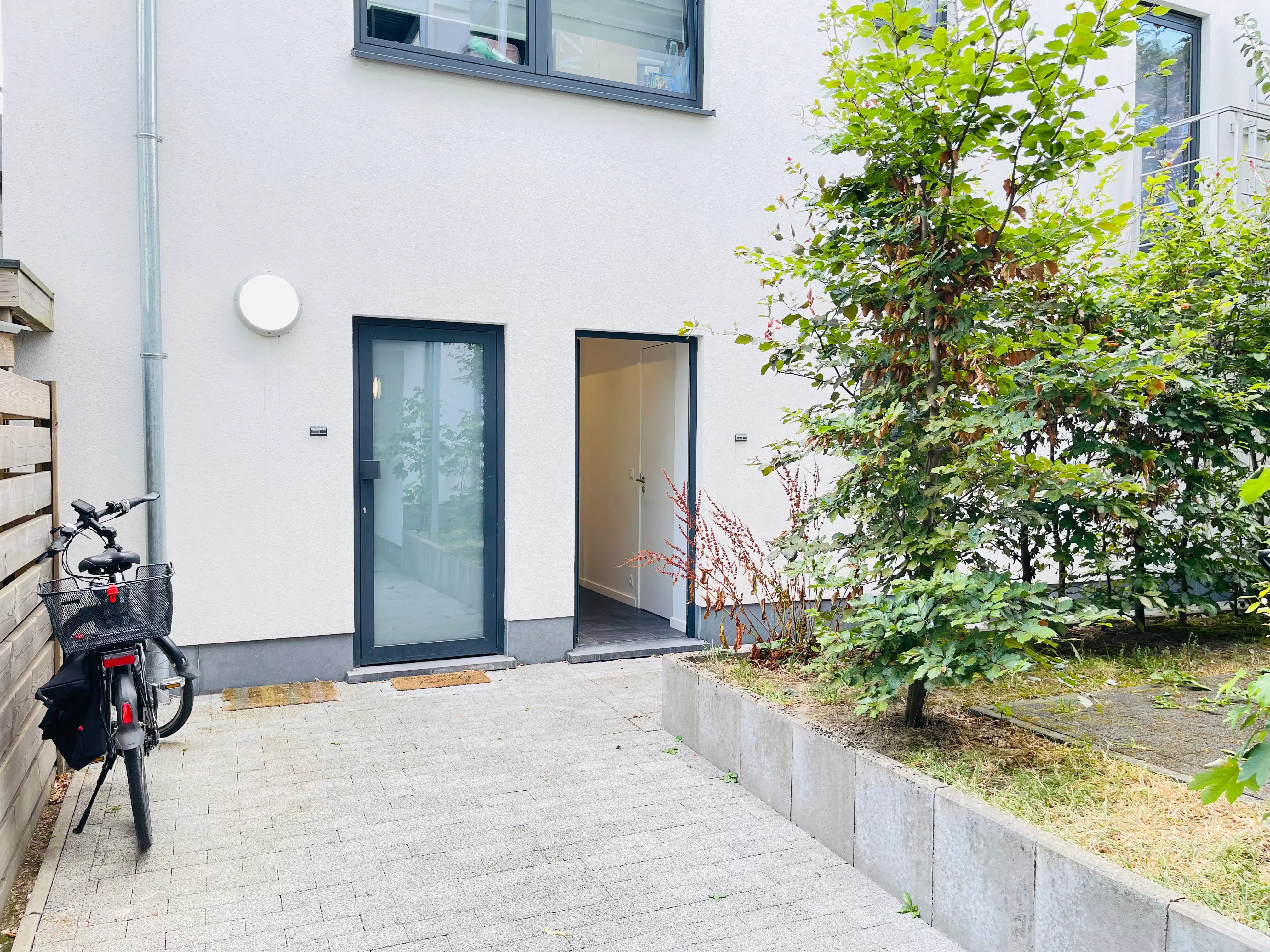 Stijlvol en recent appartement met tuin en patio foto 20