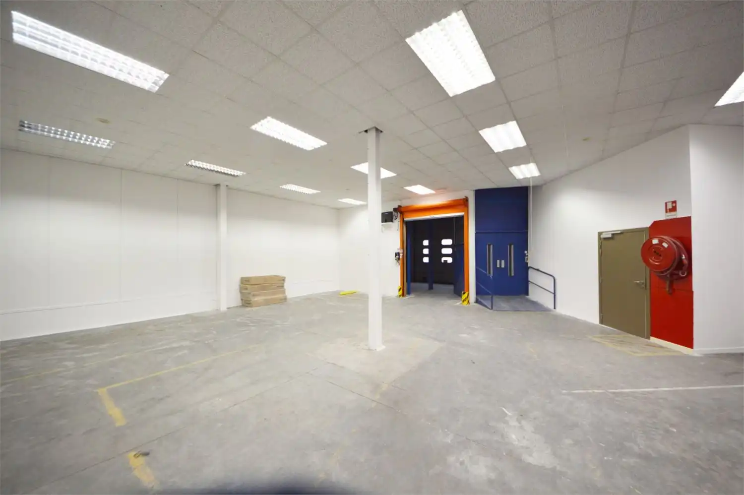 ** IN OPTIE ** COMMERCIEEL GEBOUW BAANLOCATIE MET PARKING NABIJ MCDONALDS foto 12