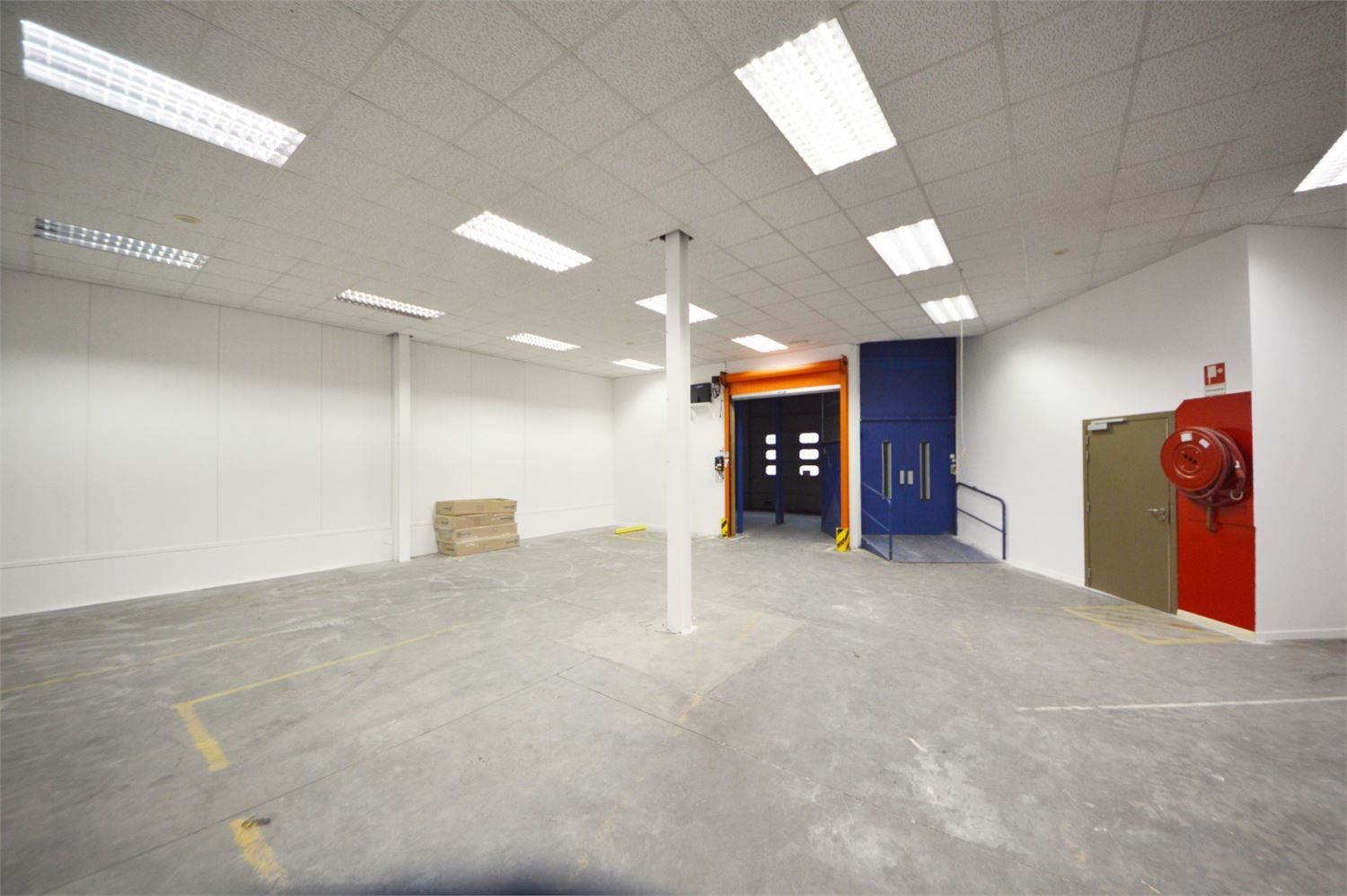 COMMERCIEEL GEBOUW BAANLOCATIE MET PARKING NABIJ MCDONALDS foto 12