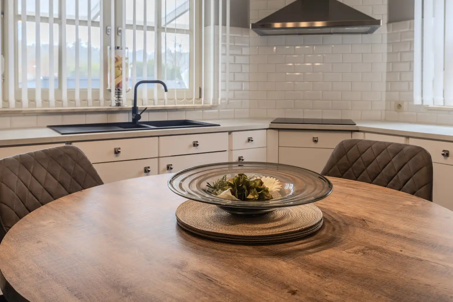 Instapklare woning met drie slaapkamers, ruime tuin en twee garageboxen in hartje Rekem! foto 21