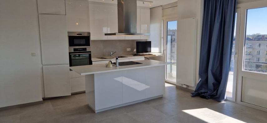 Volledig vernieuwd APPARTEMENT op de 4de verdieping met 2 slaapkamers, ondergrondse kelder en garage in het hoofdgebouw foto 9