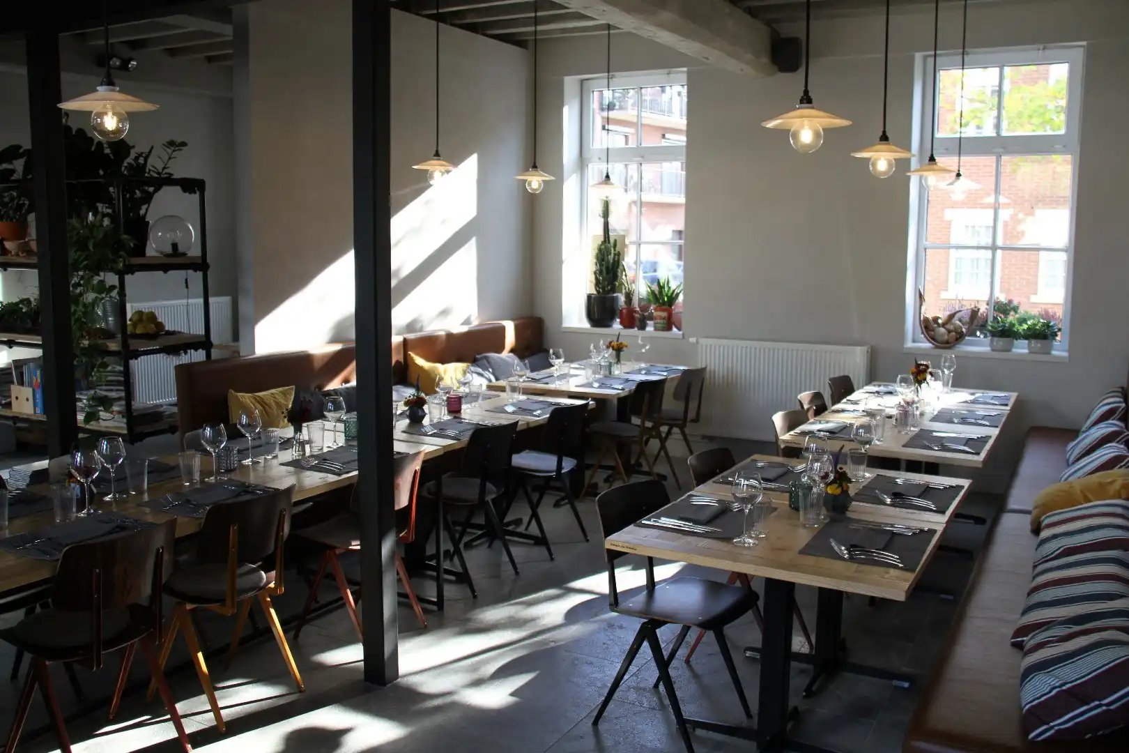 Gerenoveerde handelszaak met ruime woning en gezellige stadstuin te centrum Roeselare foto 5