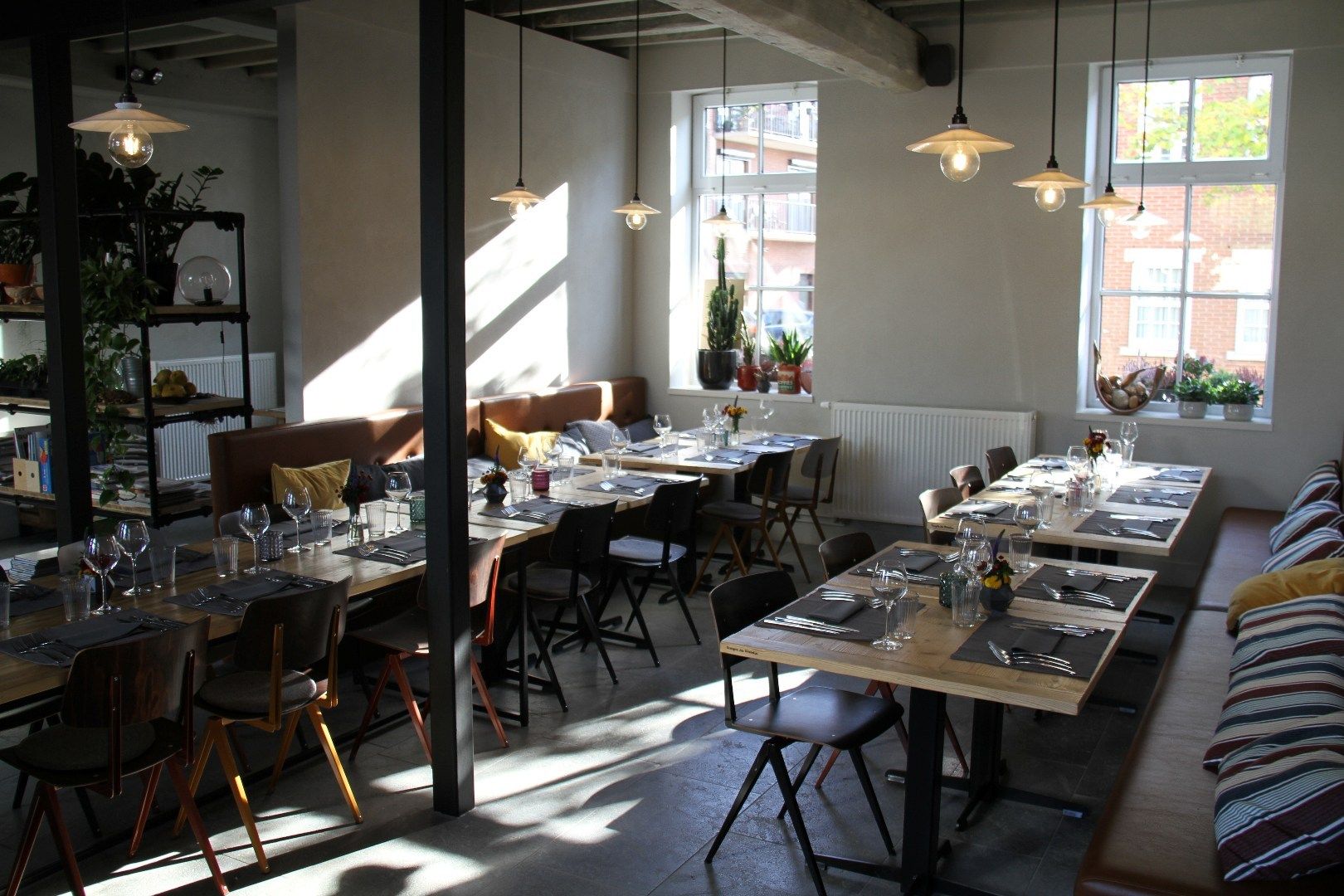 Gerenoveerde handelszaak met ruime woning en gezellige stadstuin te centrum Roeselare foto 5