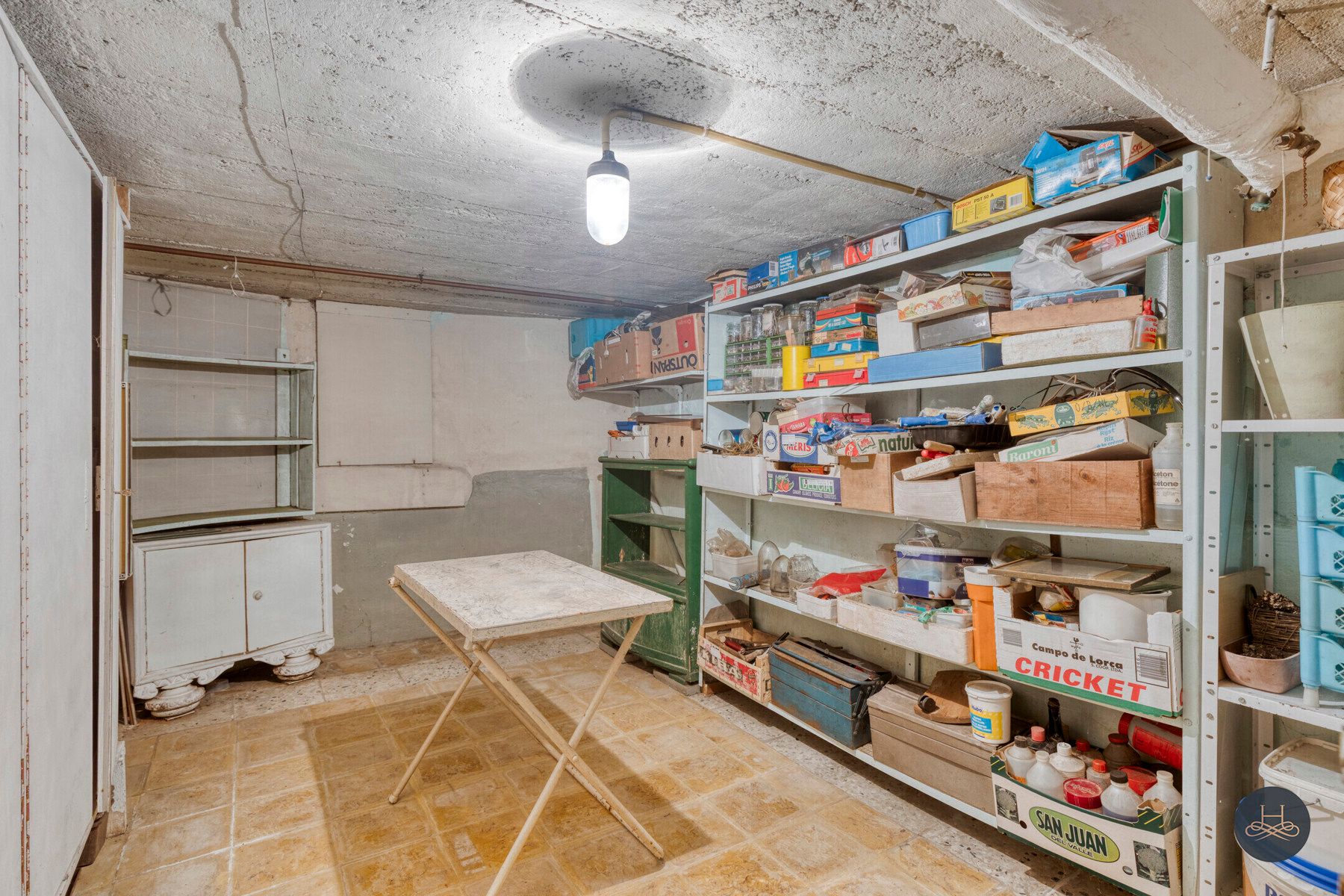 Karaktervolle, te renoveren woning, tuin en grote garage foto 22