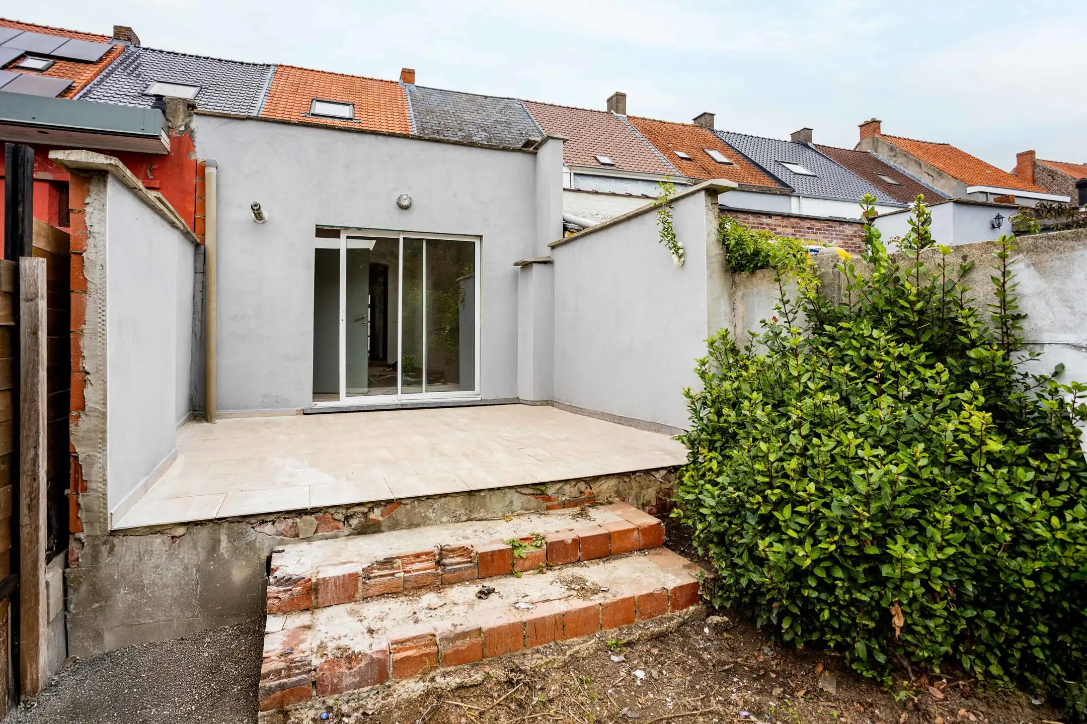 Gerenoveerde rijwoning met 3 slaapkamers en tuin. foto 18