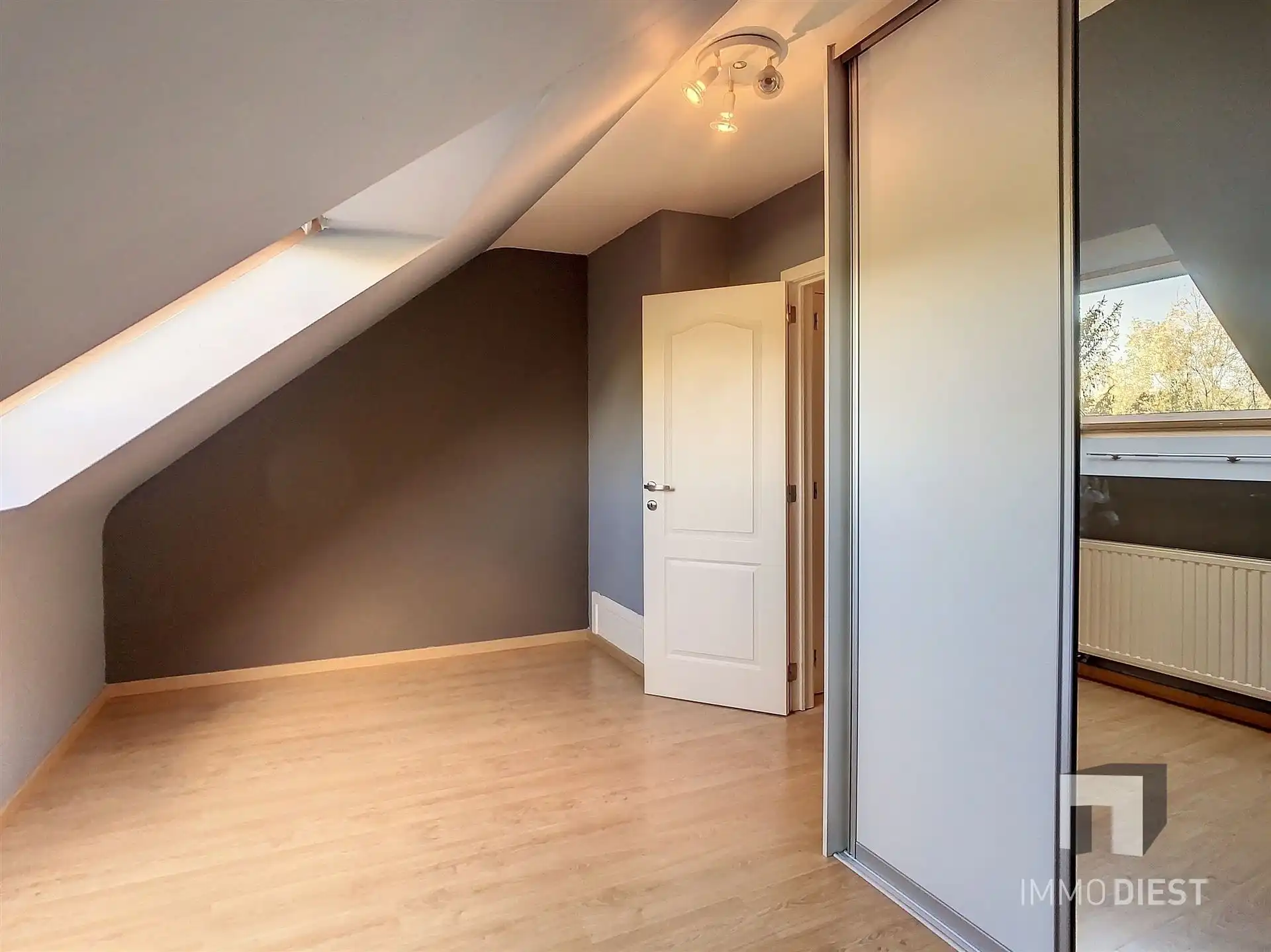 Duplexappartement met 2 slaapkamers, ruim terras en overdekte autostaanplaats in hartje Zichem. foto 13