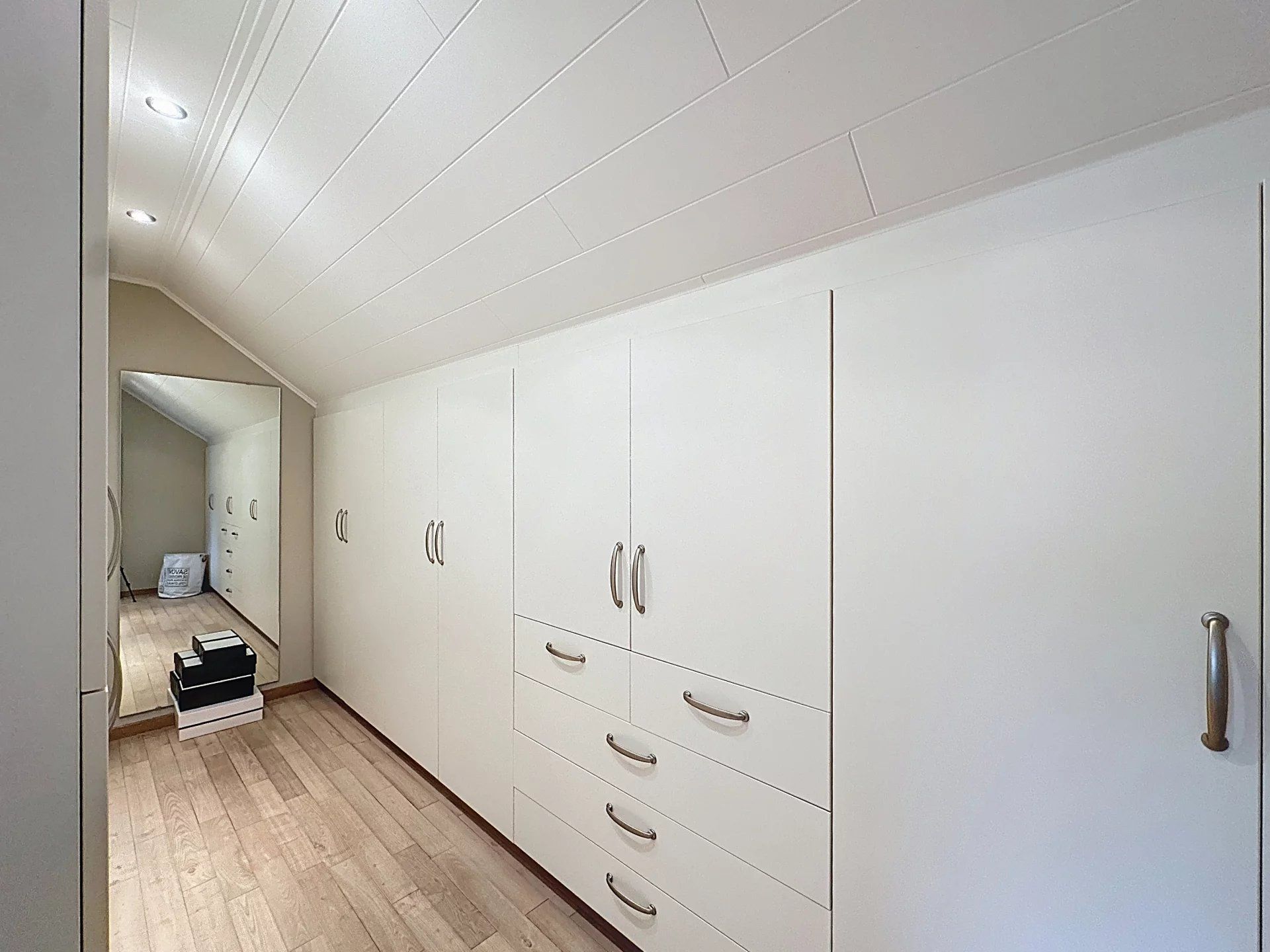 Prachtige landelijke gelegen vrijstaande woning uit 2001, gelegen op een perceel van 16a 43ca. Deze woning biedt comfort, ruimte en privacy met hoogwaardige afwerking en moderne gemakken. foto 28