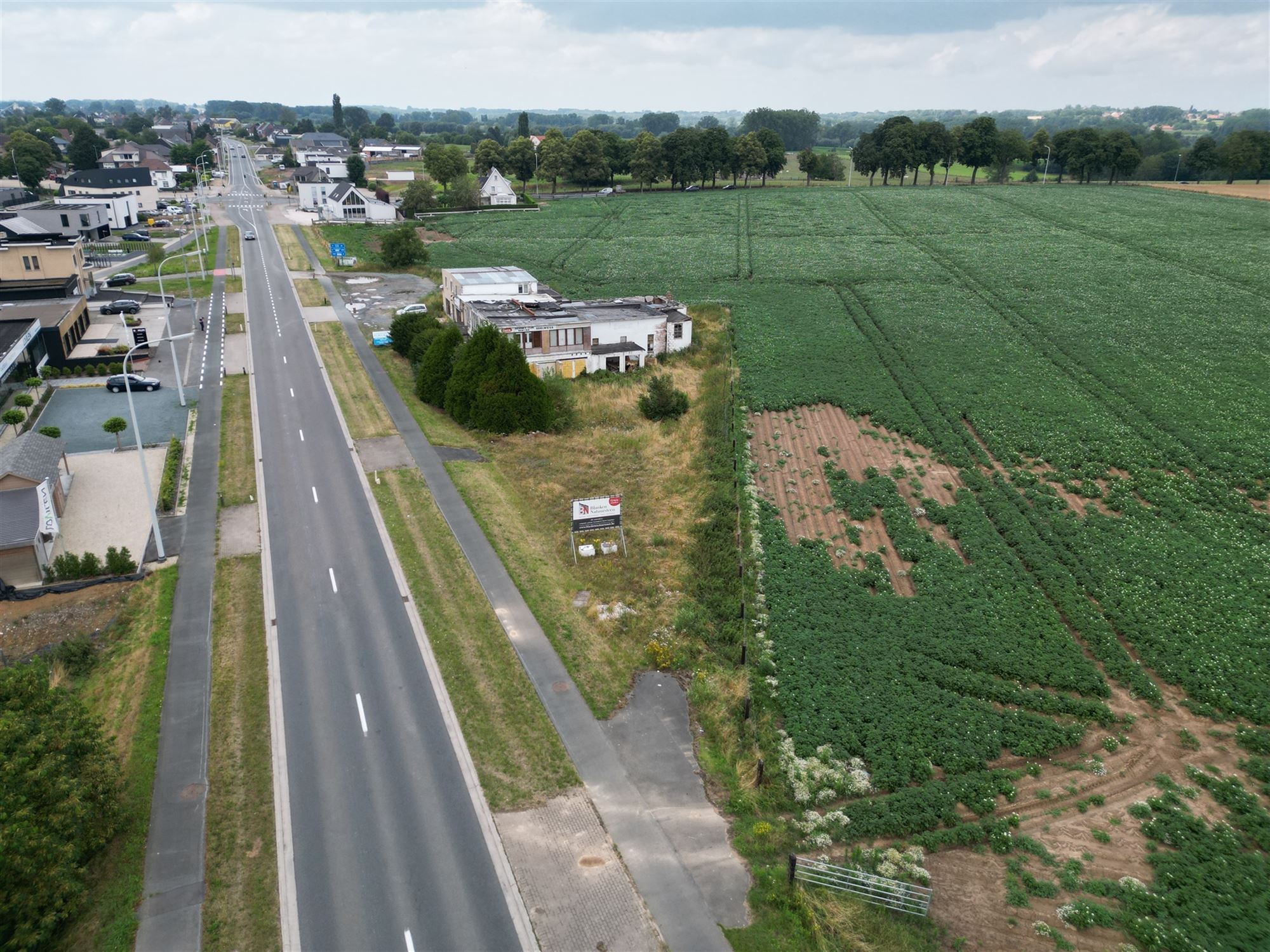 Strategisch gelegen handelspand met woonst te Voorde met een oppervlakte van 2172m² foto 4