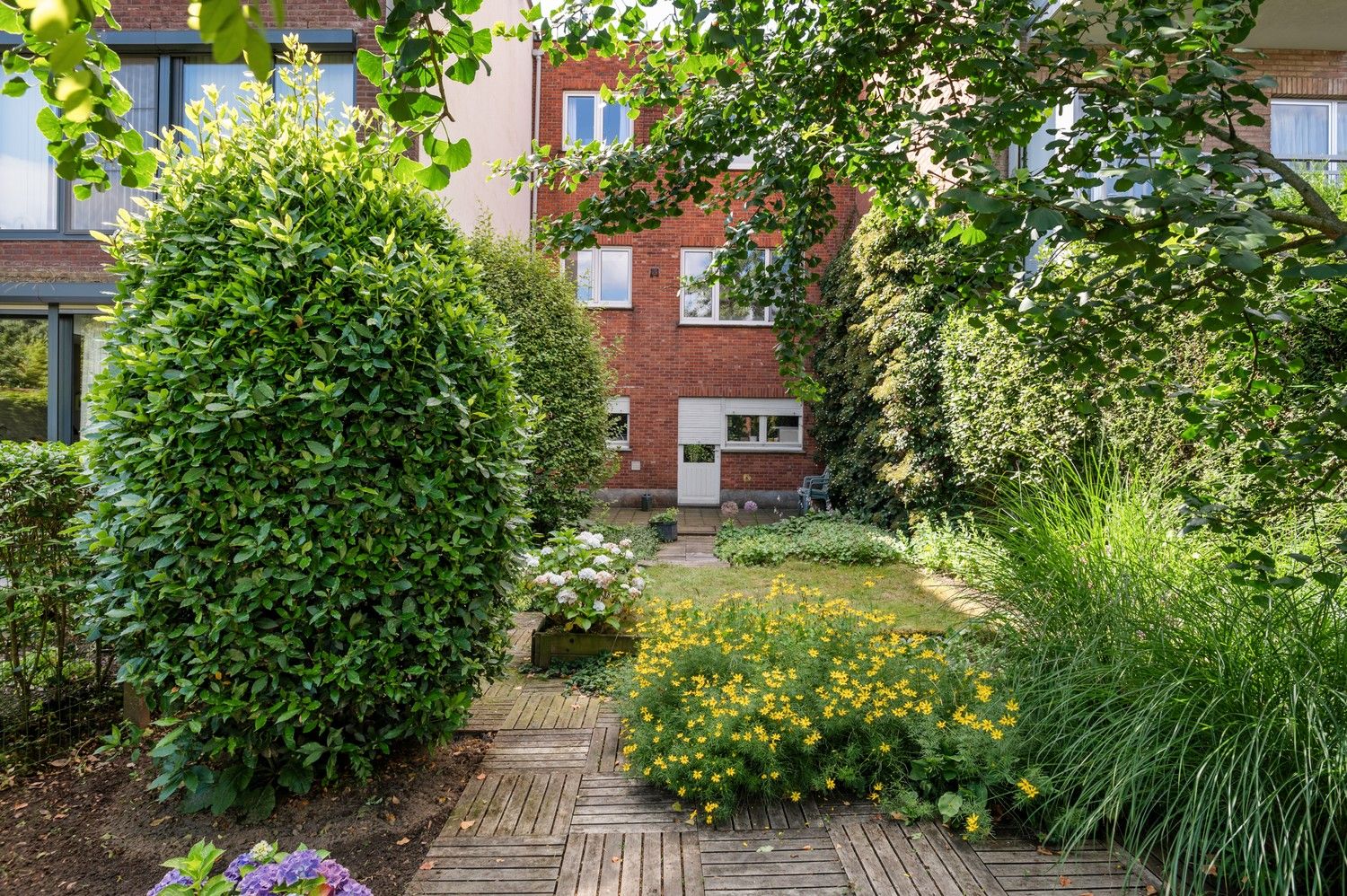 Mooie woning met 3 SLPKS, tuin, garage en oprit gelegen in een doodlopende straat te Wijnegem! foto 17