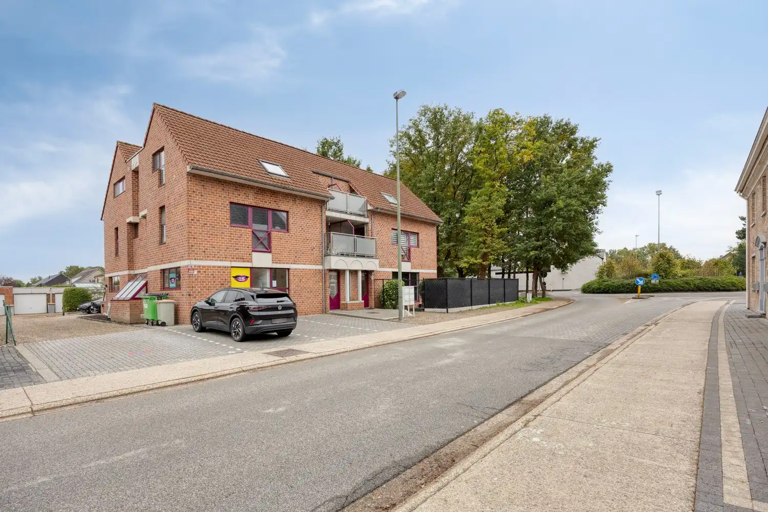 Afgesloten garagebox met automatische poort gelegen aan de achterzijde van het gebouw foto 26