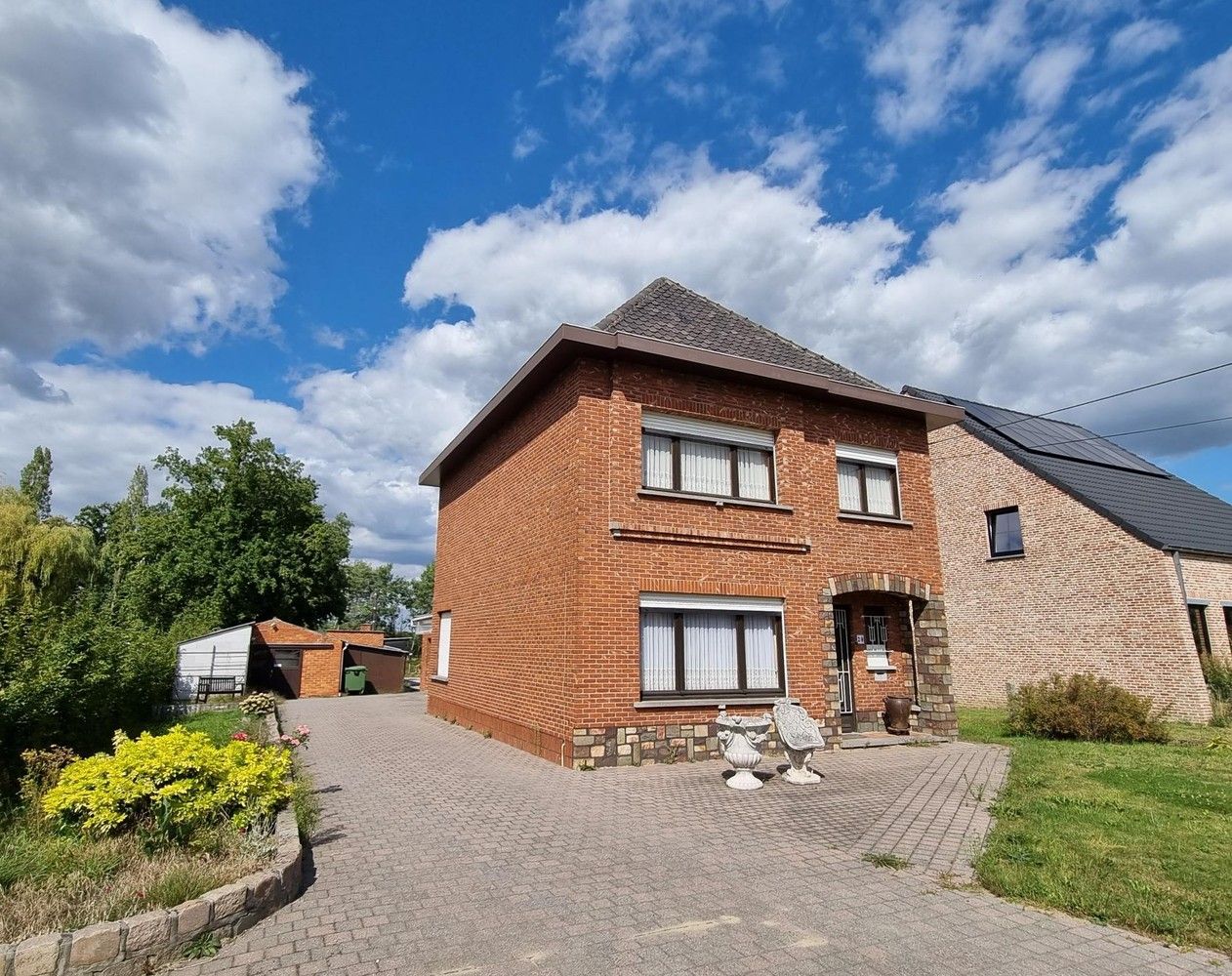 Woning met achterliggend magazijn op een totaal perceel van 19 are 58 ca. foto 2