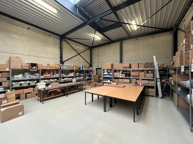 Magazijn met kantoor en studio op toplocatie in Industriepark De Nest, Evergem foto 7