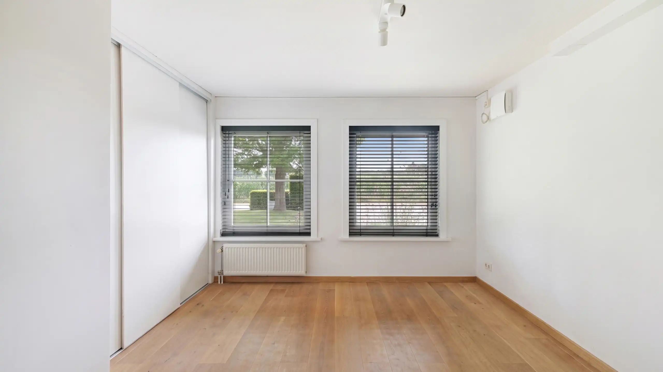 Vrijstaande woning met open zichten over de Damse polders foto 11
