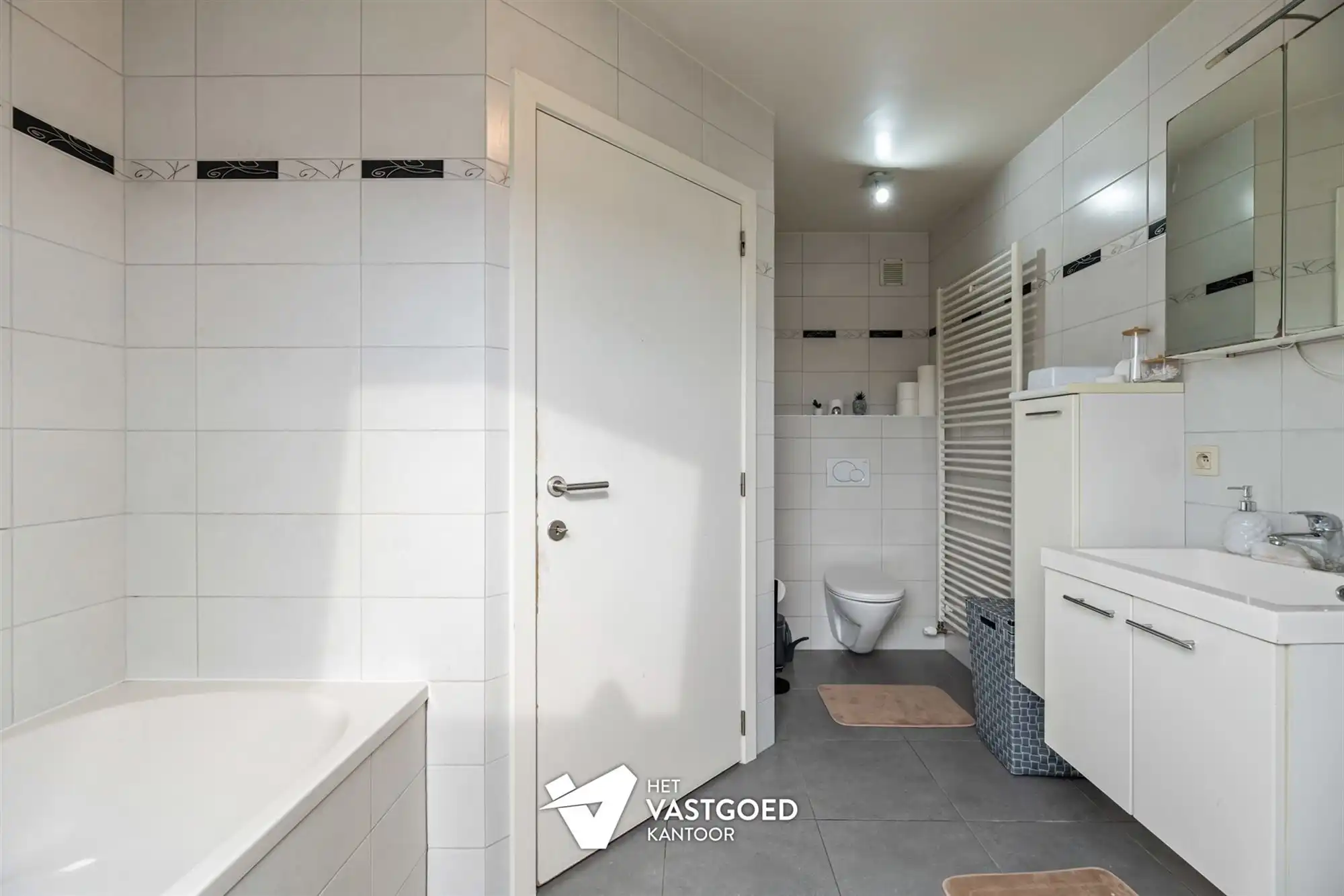 ZEER RUIM DUPLEX APPARTEMENT (149M²) MET 3 SLAAPKAMERS, TERRAS EN 2 AUTOSTAANPLAATSEN TE HAM foto 9