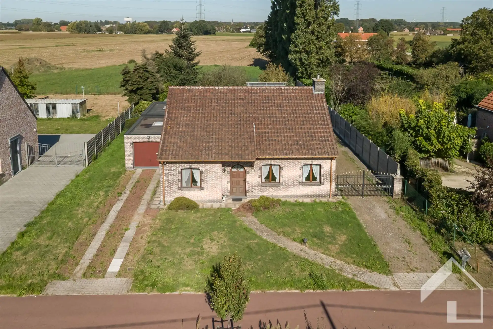 Te renoveren landhuis + achterliggend weiland foto 2