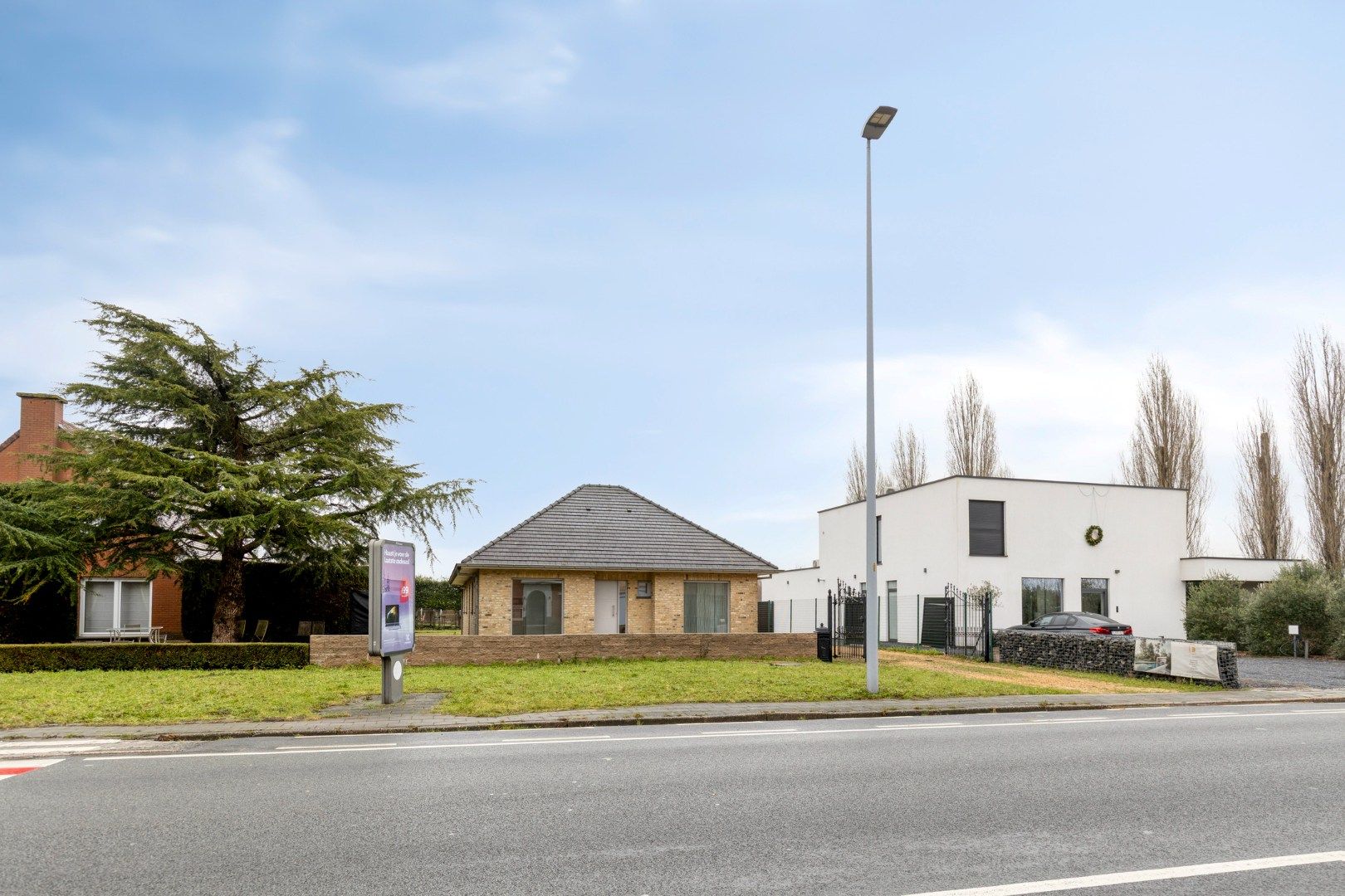 Zeer degelijke villa op 947 m² in het centrum van Rekkem! foto {{pictureIndex}}