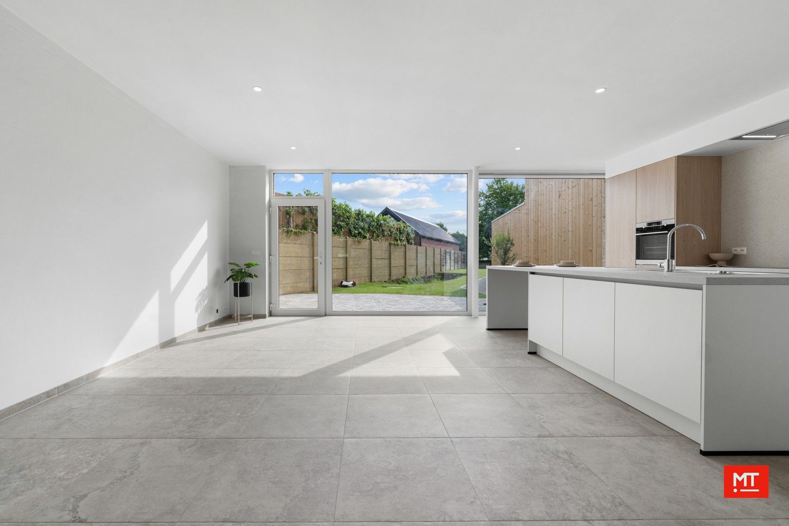 Volledig gerenoveerde woning met 3 slaapkamers, tuin en uitweg foto 9