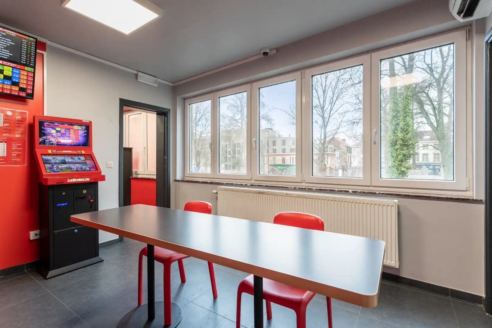 opbrengsteigendom: commercieel glv en 3 appt foto 7