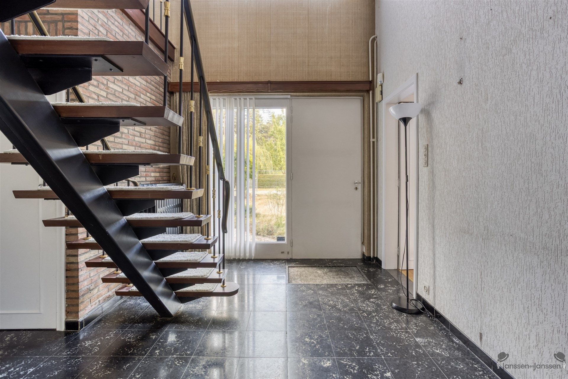 Woning op mooi villaperceel van 1.500 m² foto 5