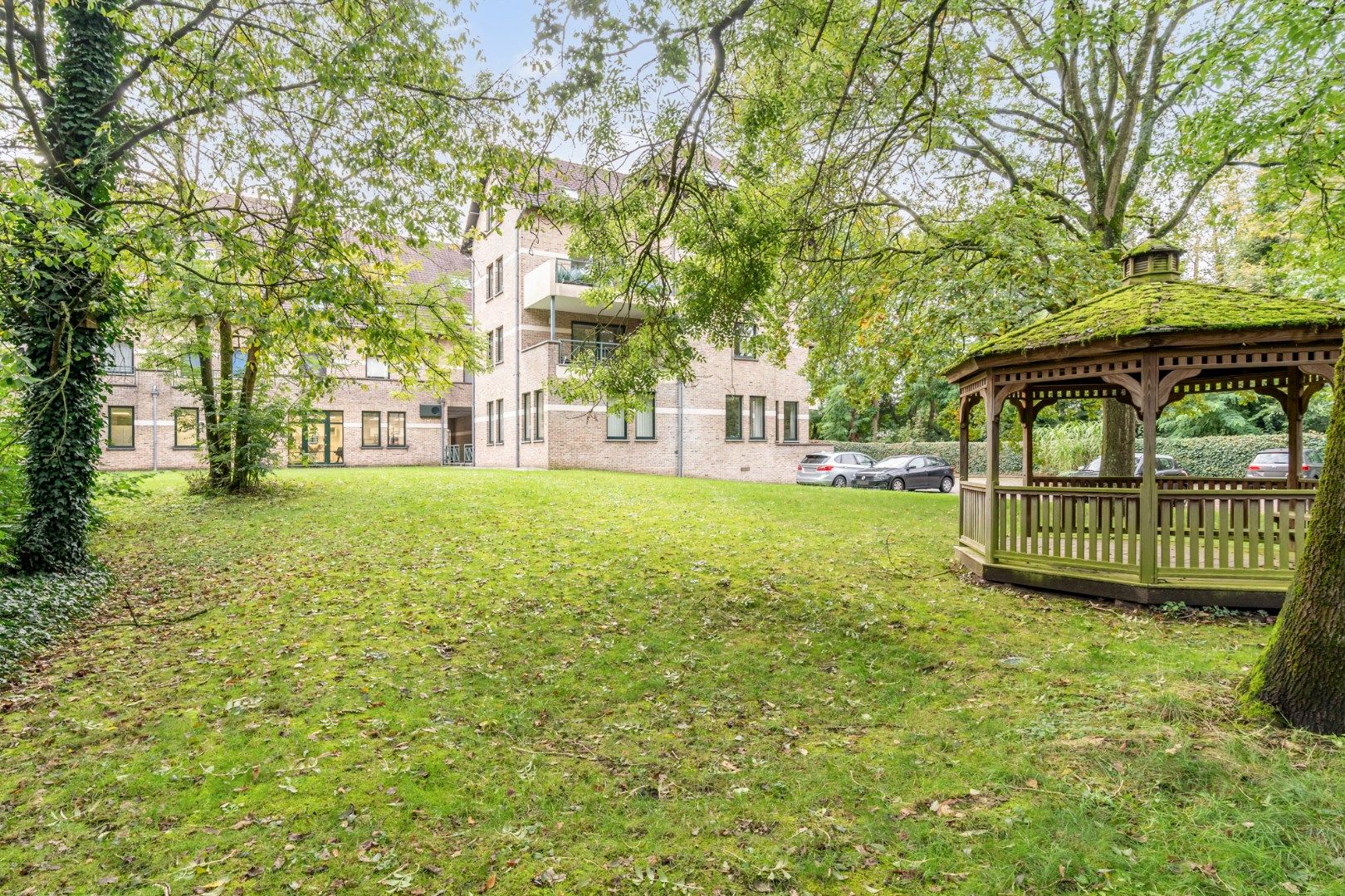 Zeer ruim appartement met terras en 3 slaapkamers in Genk, EPC-waarde 143kWh, energielabel B, Met ondergrondse parking en berging. foto 3