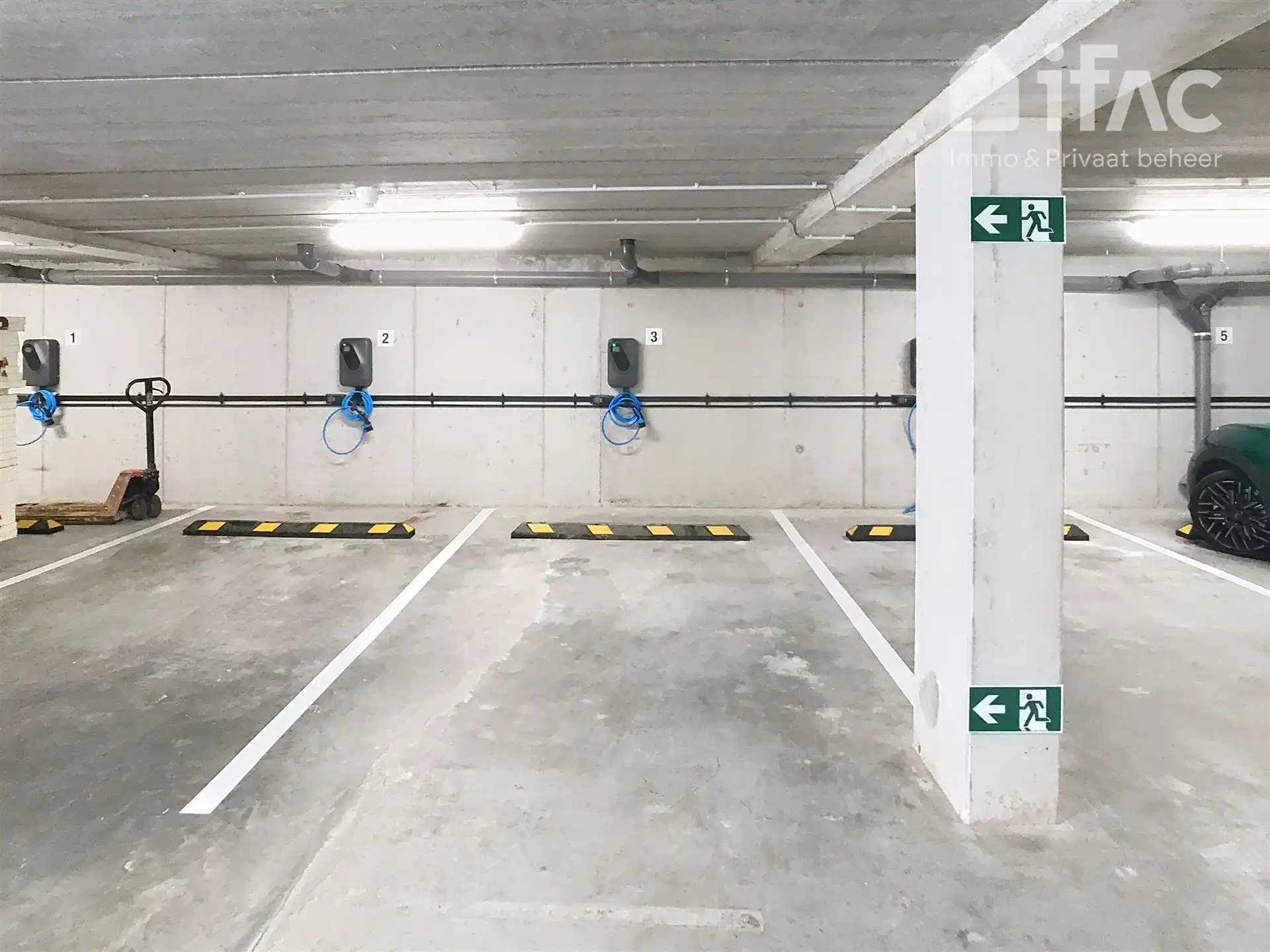 Binnenstaanplaats in kleinschalige parking foto 2