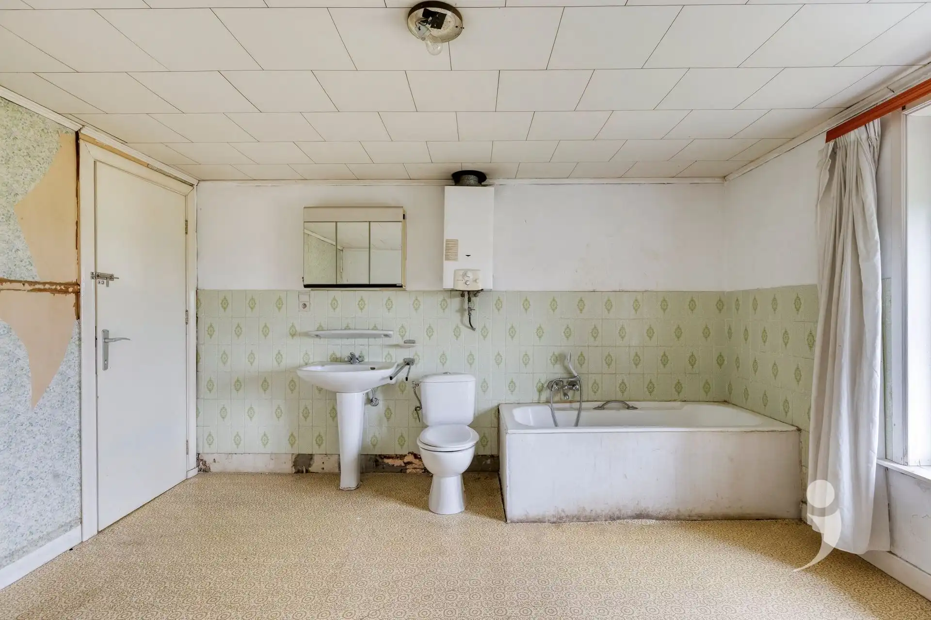 Ruime te renoveren woning met vergezicht foto 17