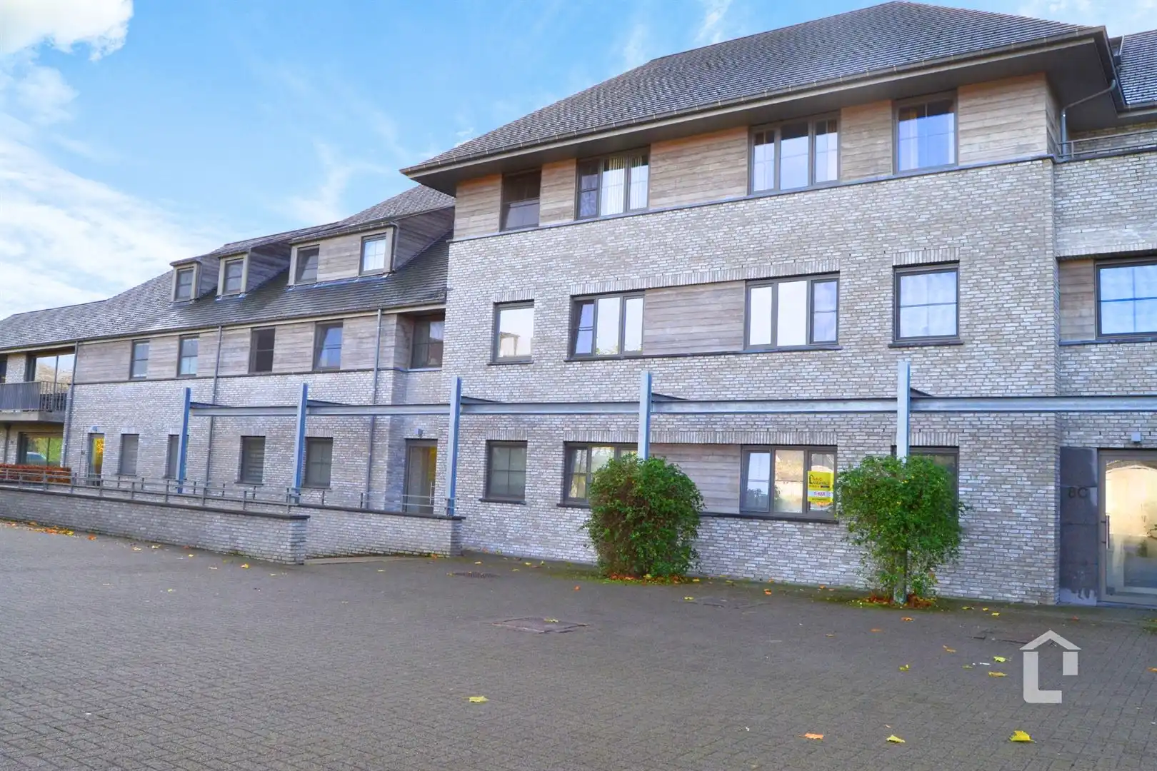 Recent, instapklaar gelijkvloersappartement met groen uitzicht foto {{pictureIndex}}