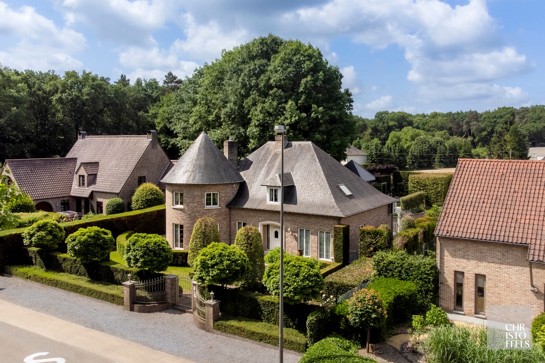 Karakteristieke villa met praktijkruimte en buitenzwembad op zuidgericht perceel van 1.565 m² foto 21