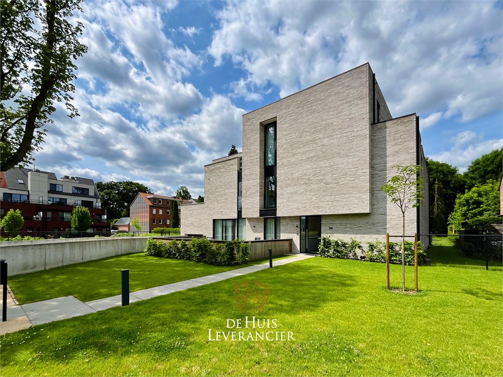 Discrete luxe & tijdloze elegantie : subliem nieuwbouwappartement met terras en gemeenschappelijk tuin te koop in Boechout foto {{pictureIndex}}