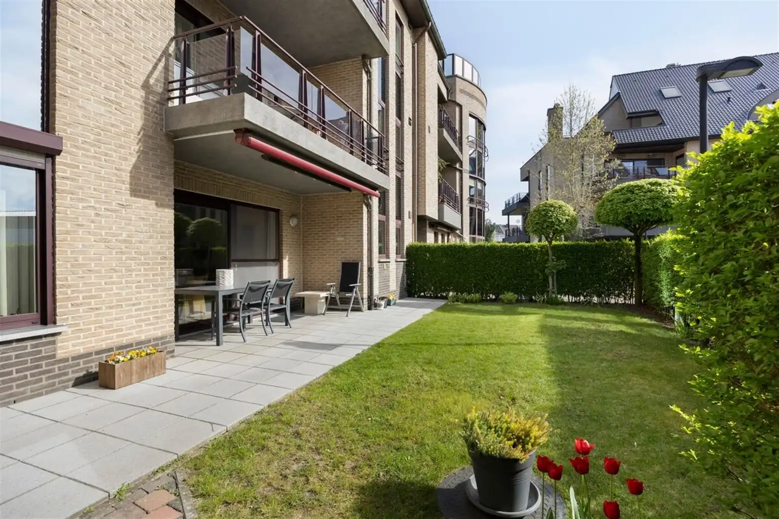 Uitzonderlijk ruim, gelijkvloers 2-slaapkamer appartement met terras en tuintje, zonnepanelen en inpandige garagebox gelegen vlakbij het centrum van Maaseik. foto 7