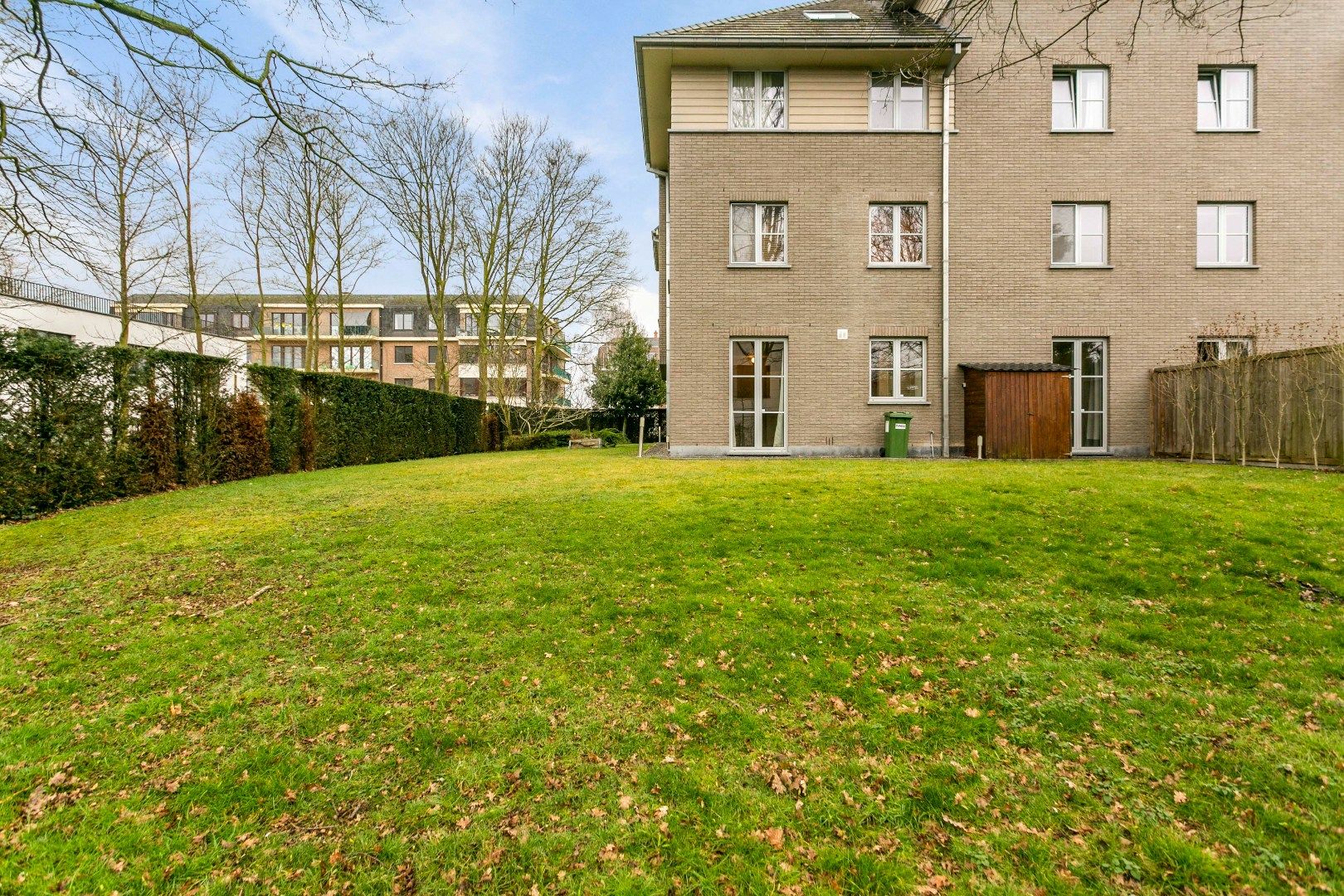 Prachtig gelijkvloers  3 slaapkamer appartement met tuin van 389m2 foto 2