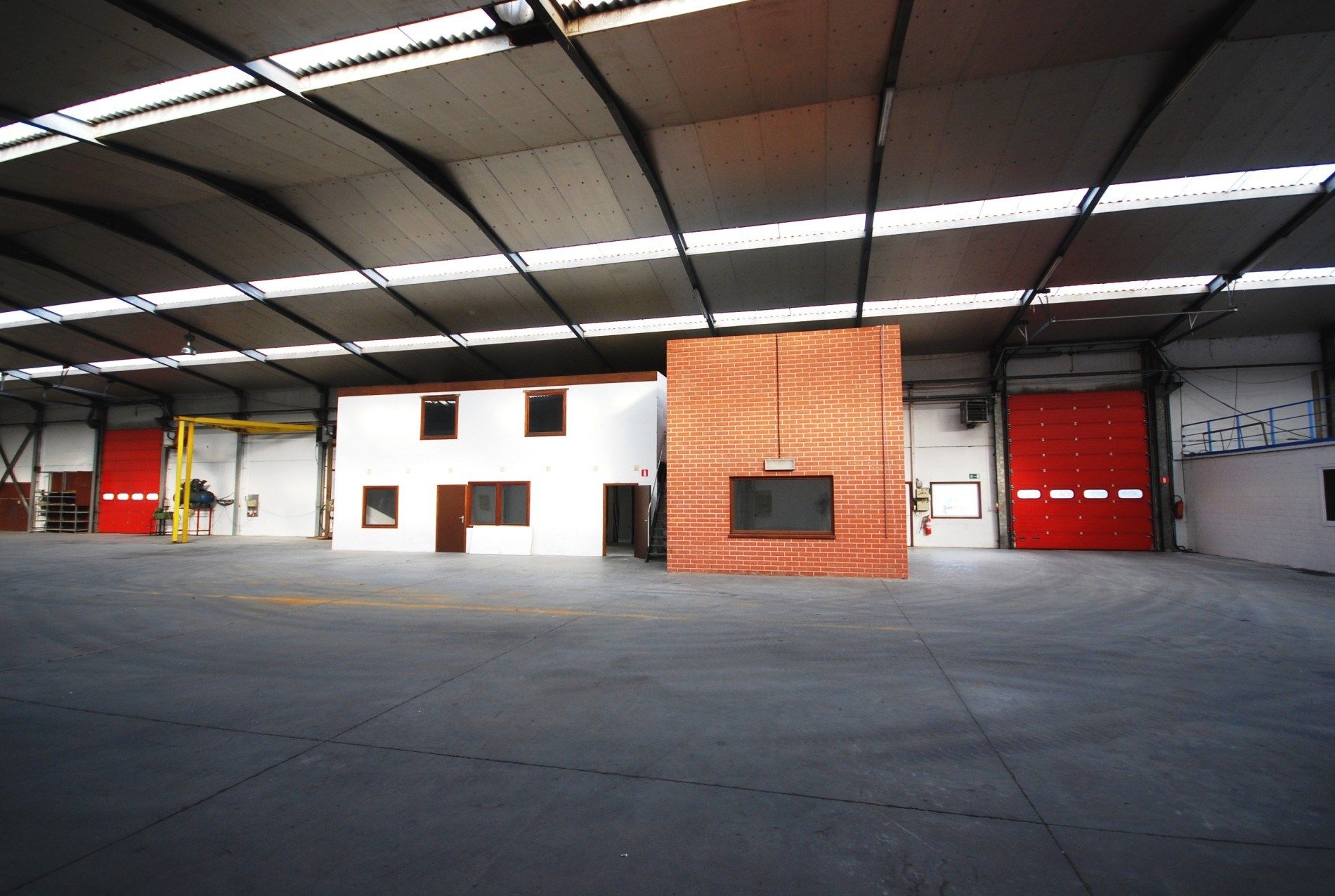 VEELZIJDIGE RUIME LOODS VAN 1150 M² MET BURELEN EN TOONZAAL  foto 6