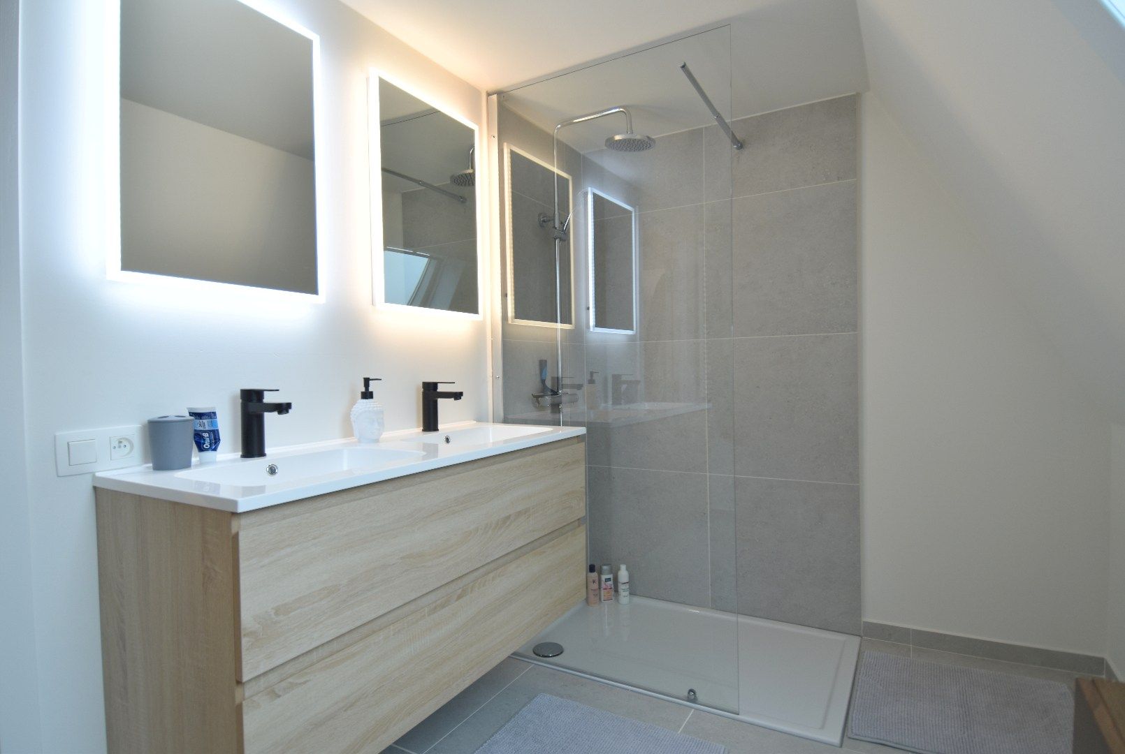 Gerenoveerde woning met tuin en 3 slaapkamers in Kortrijk foto 8