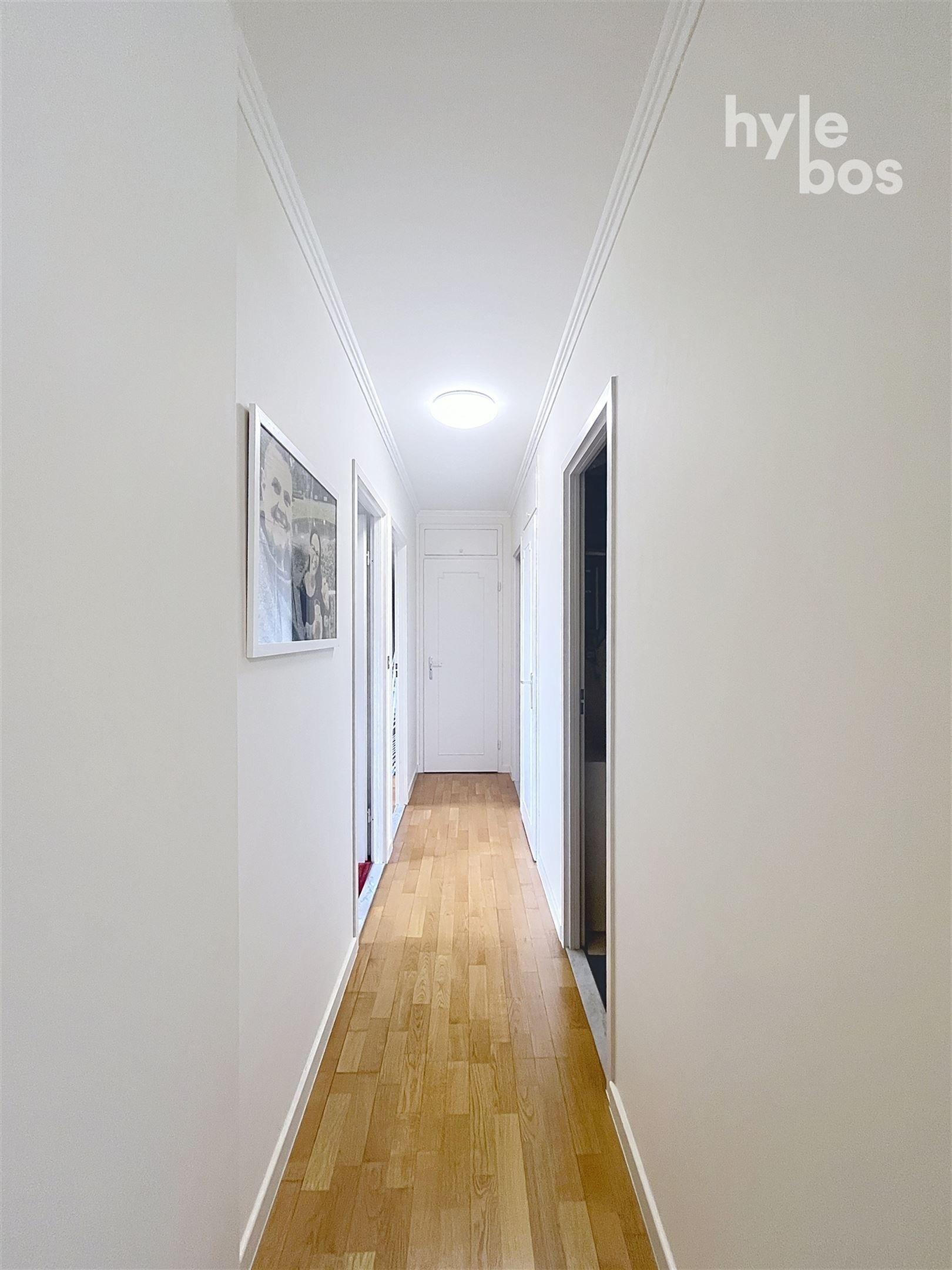 Ruim instapklaar 2 slaapkamer appartement met garage foto 8