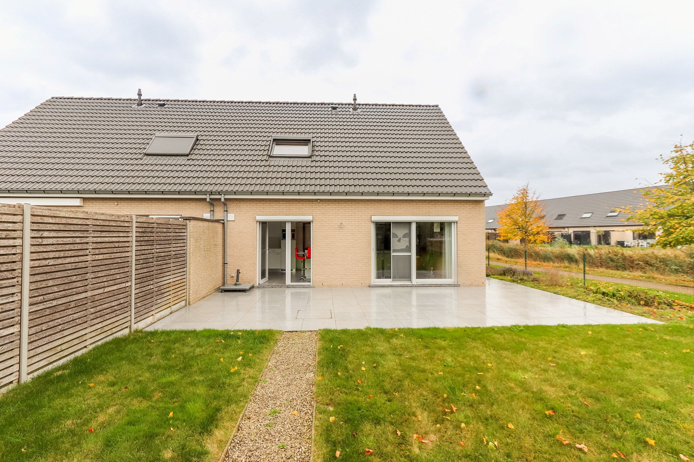 RECENTE GEZINSWONING MET TUIN EN GARAGE foto 25