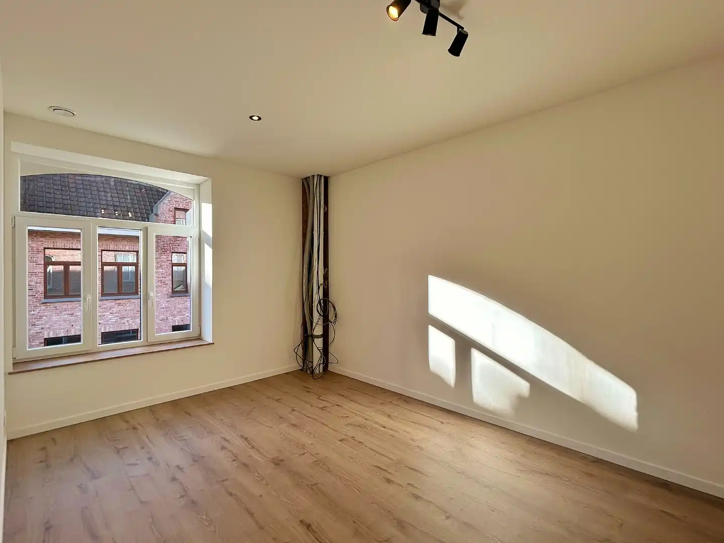 Volledig gerenoveerde rijwoning met 3 slaapkamers en gezellig tuintje. foto 11