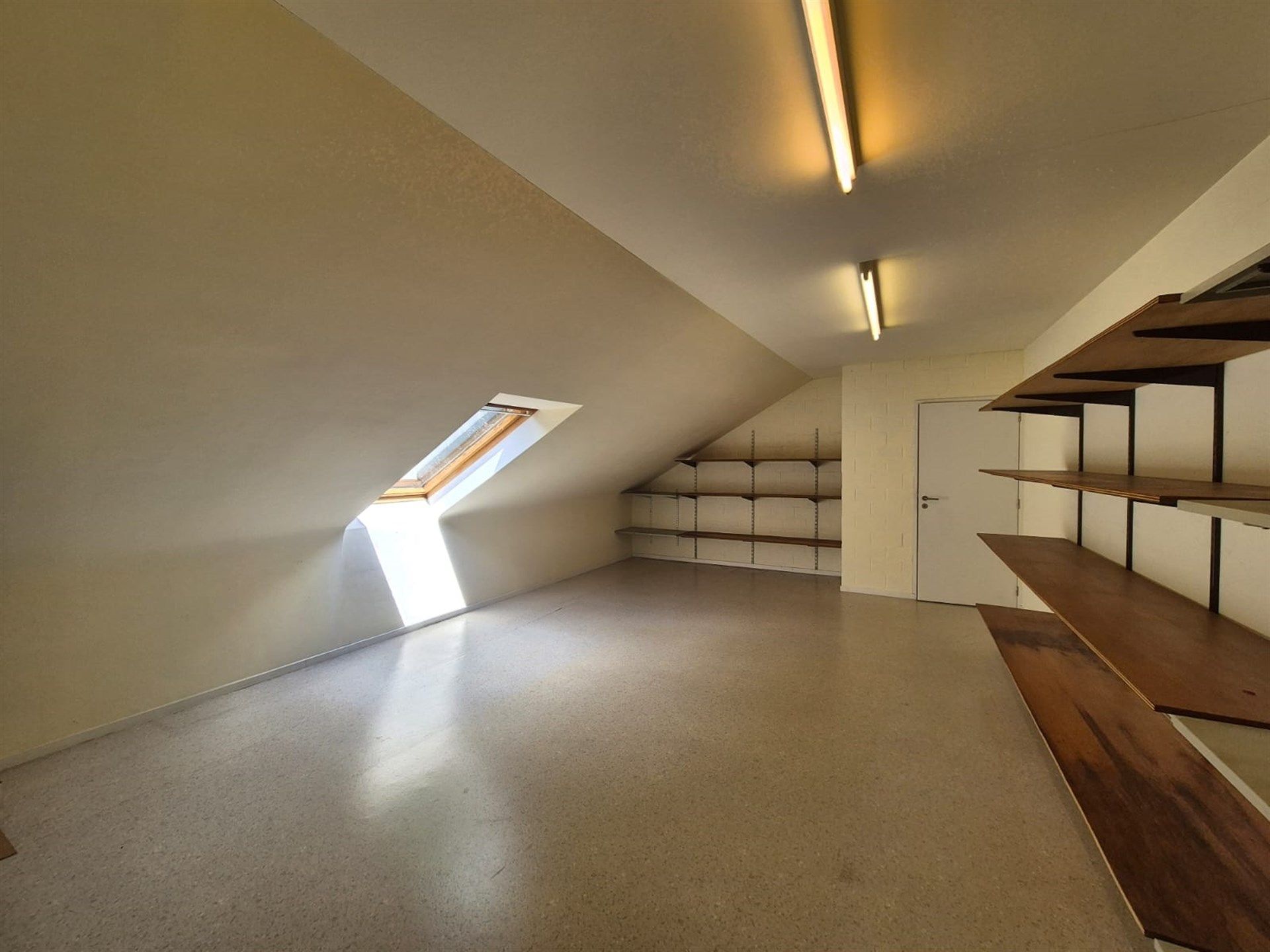 Gunstig gelegen ruime villa in groene omgeving.  foto 29