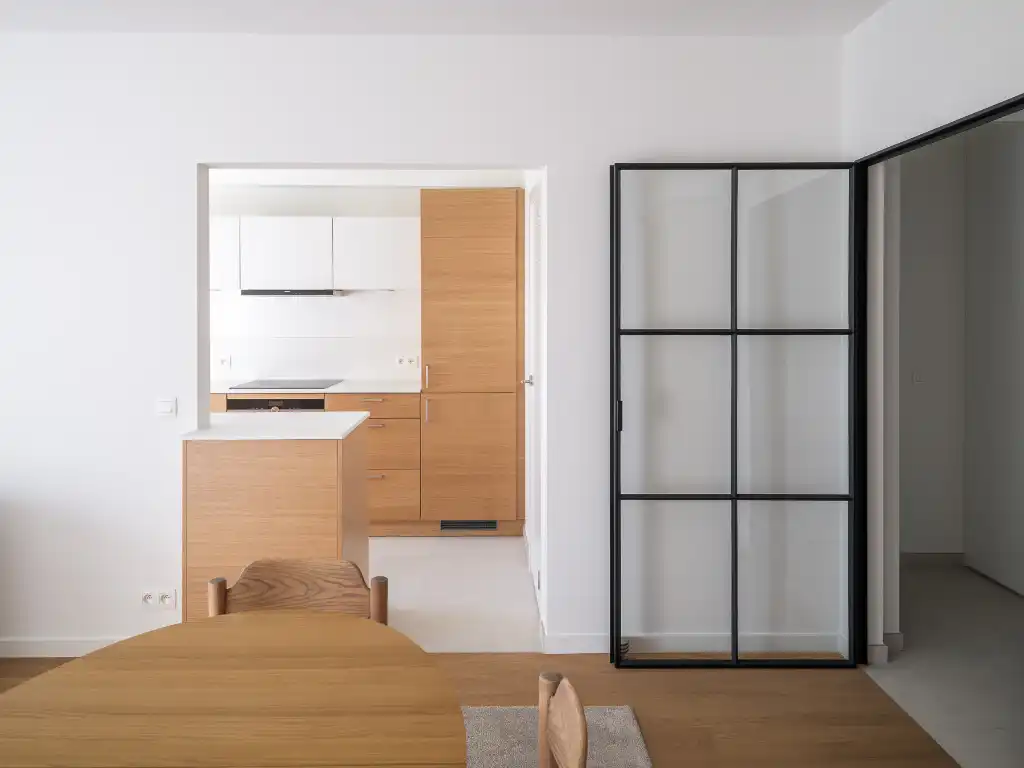 Smaakvol gerenoveerd 2-slaapkamer appartement met twee terrassen. foto 3