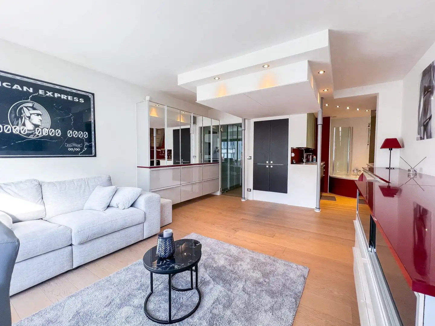 Modern en functioneel ingerichte studio, zonnig gelegen op de Lippenslaan in het winkelcentrum van Knokke. foto {{pictureIndex}}