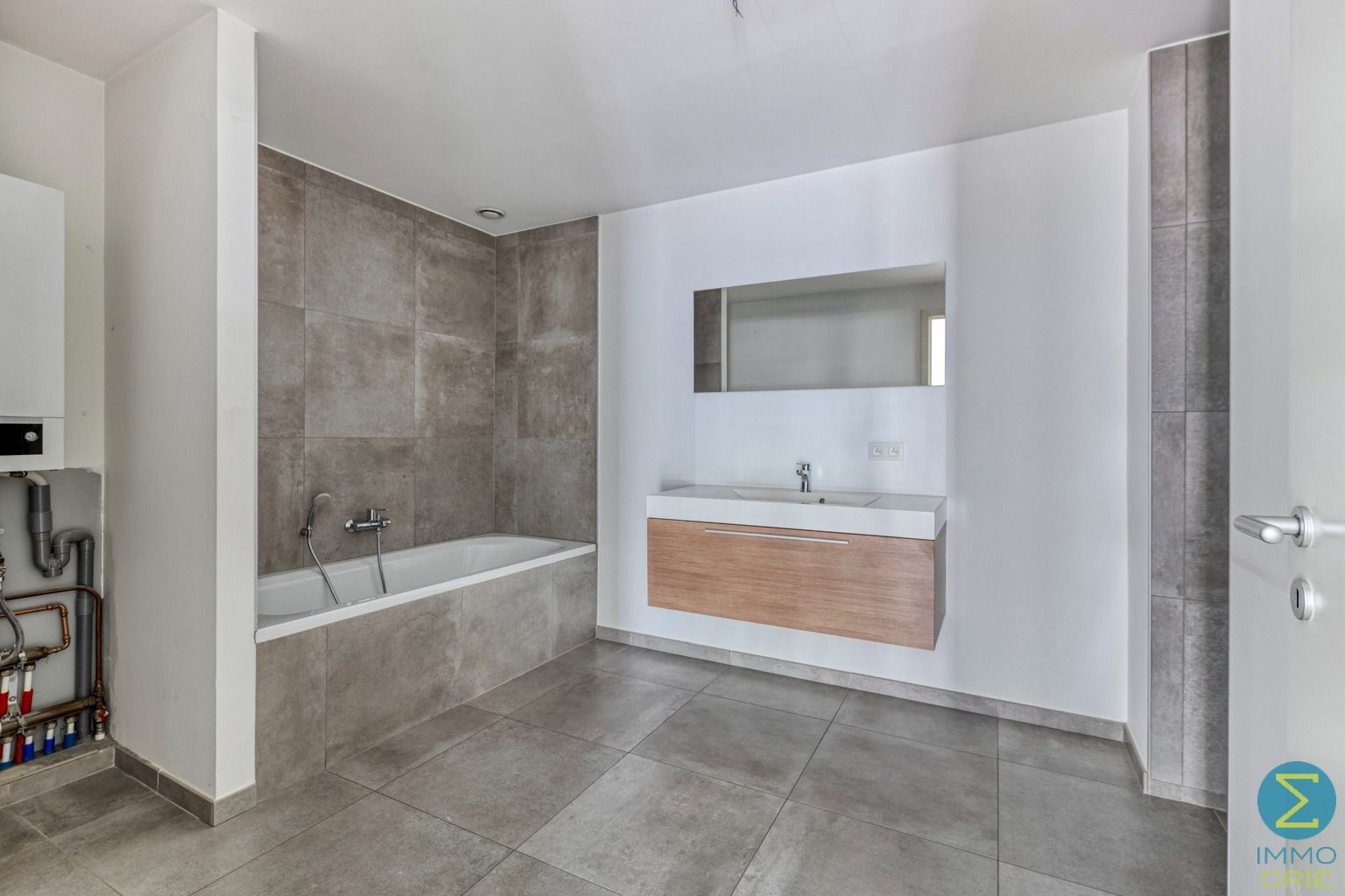Centraal gelegen ruim gelijkvloers appartement met garage foto 14