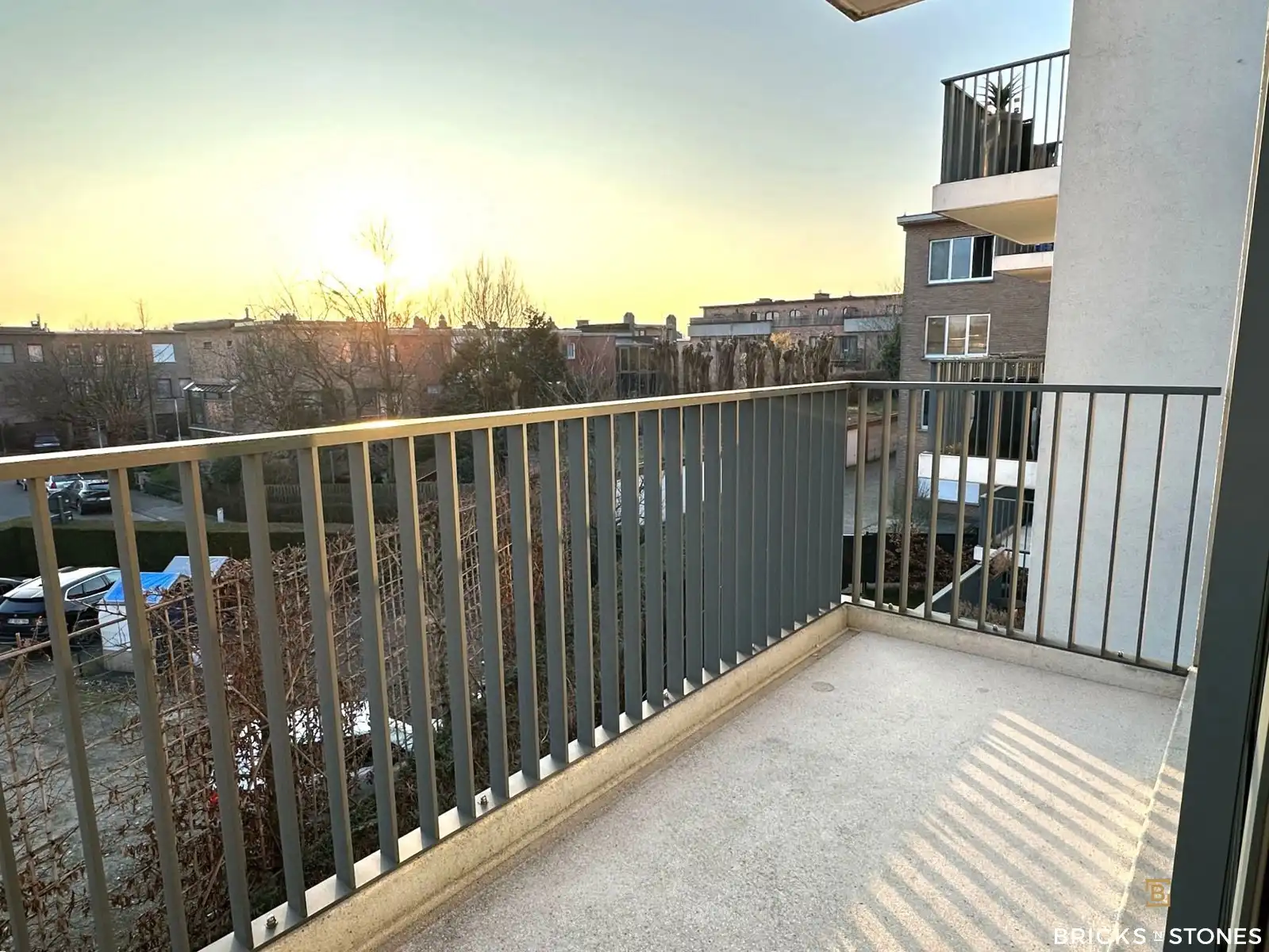 Knap instapklaar 2 slaapkamer appartement met terras en P foto 3