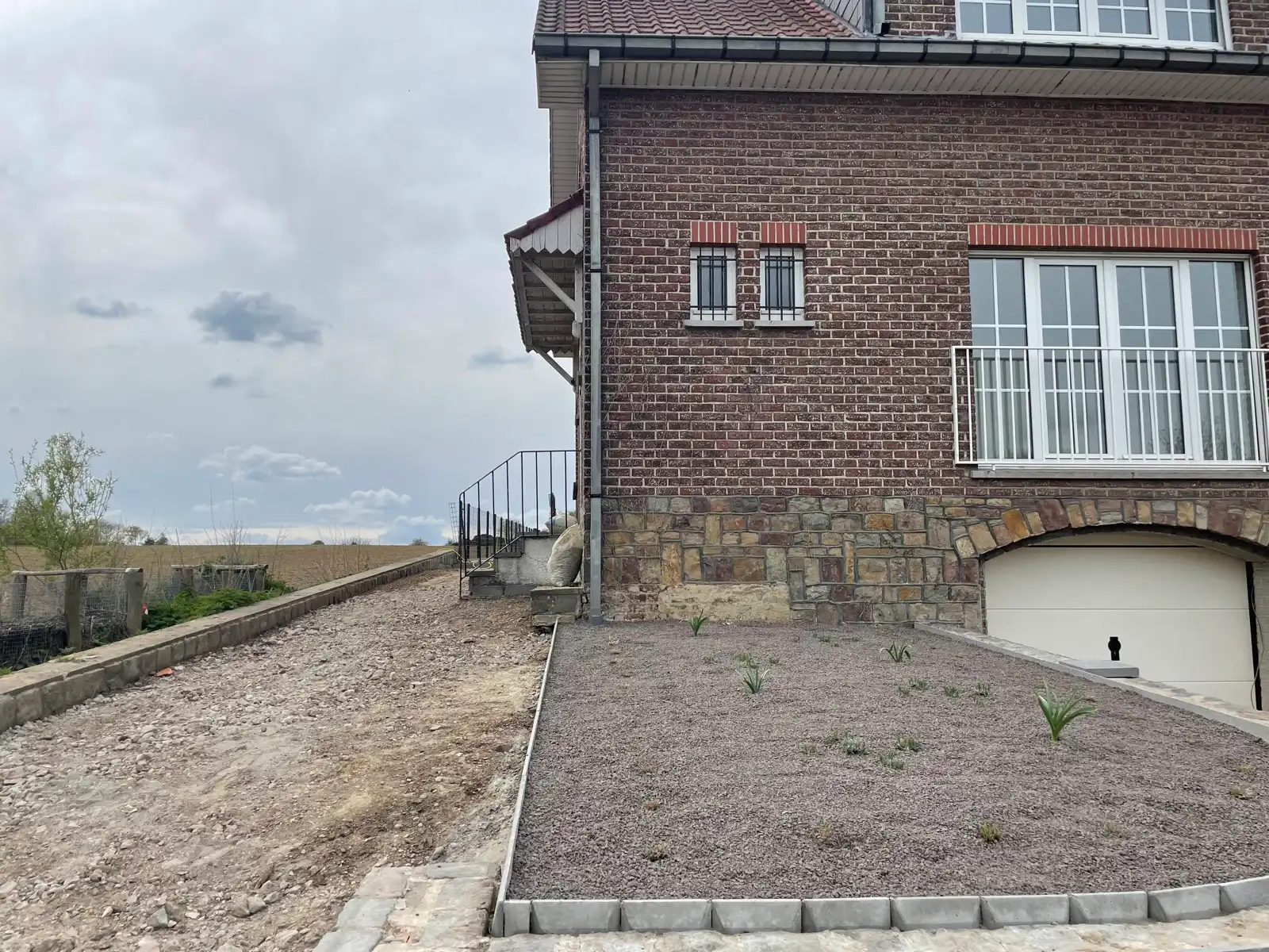 Leemans Immobiliën stelt u deze volledig gerenoveerde woning voor, gelegen op een gegeerde en centrale locatie in Asse. foto 2