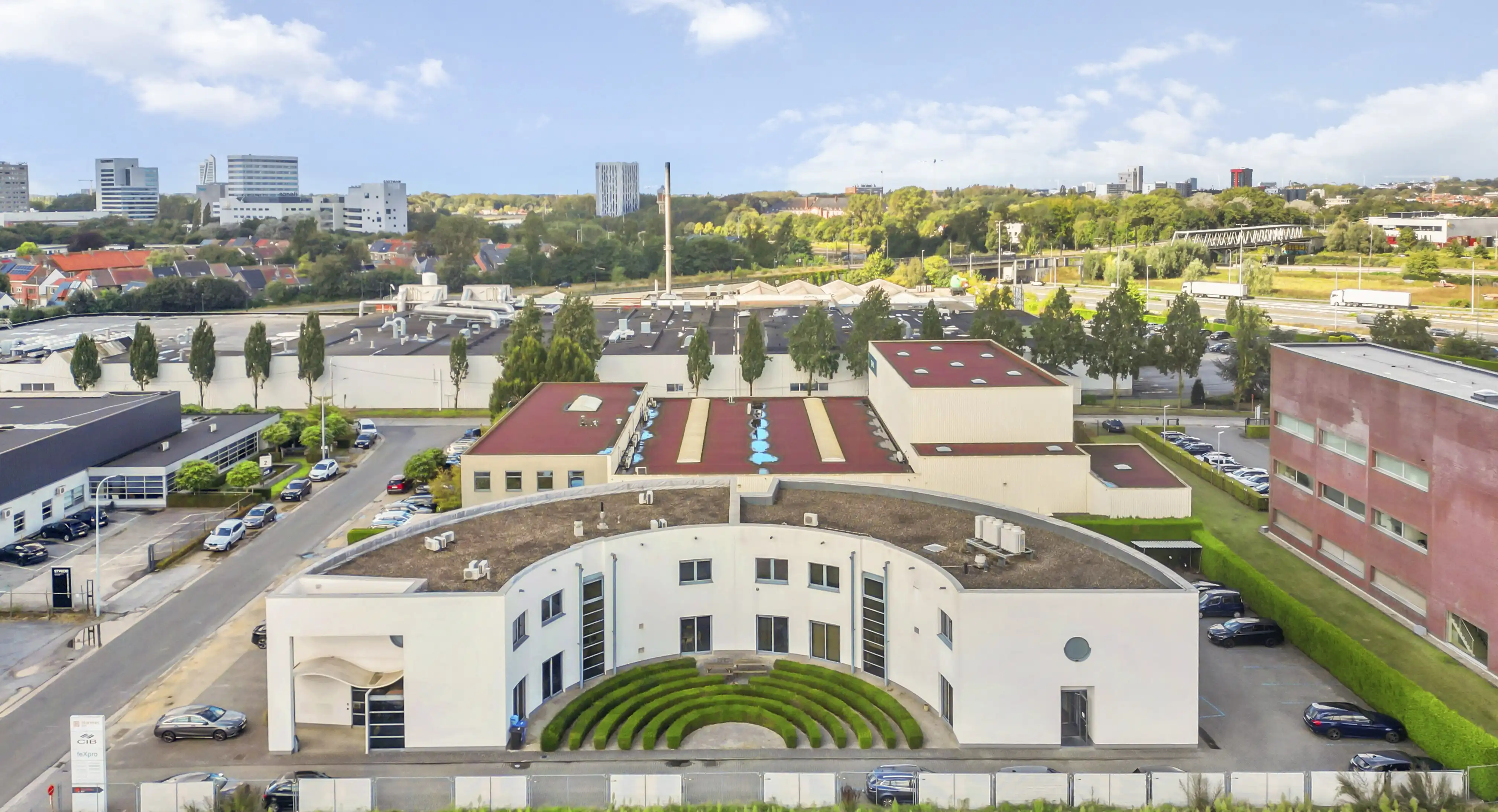 Ruim kantoorgebouw op toplocatie te Zwijnaarde foto {{pictureIndex}}