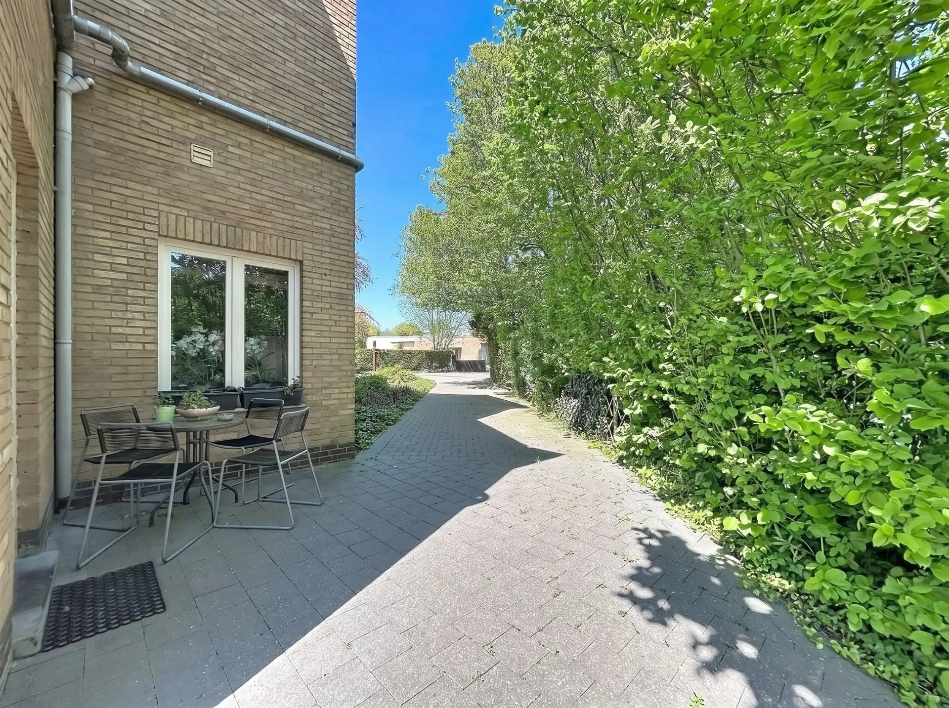 Half open bebouwing met 3 slaapkamers en garagebox op toplocatie!! foto 5