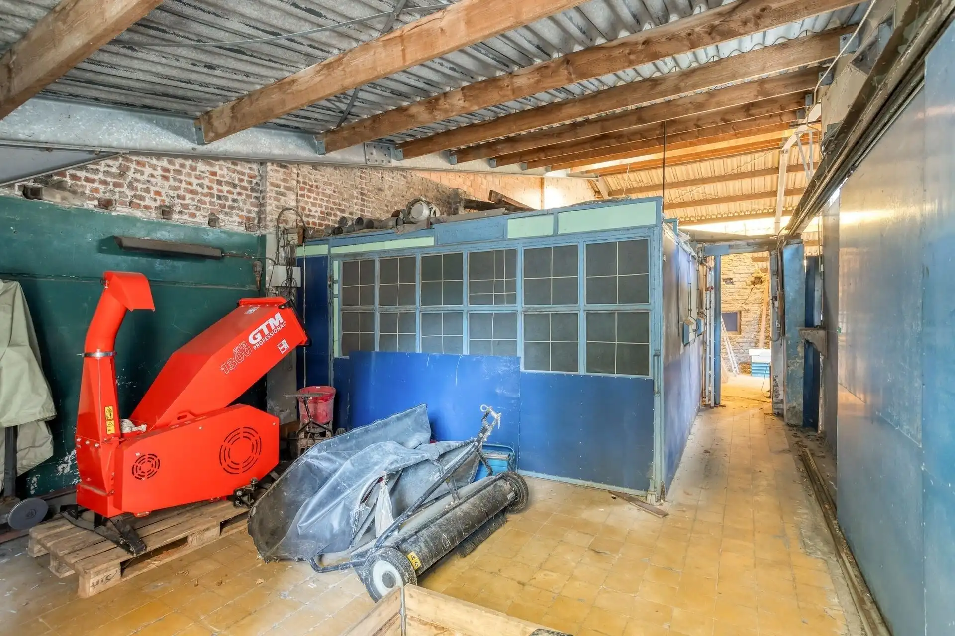 CENTRUM DWORP : groot atelier (+/-220m²) + woning op een perceel van 10are   foto 6