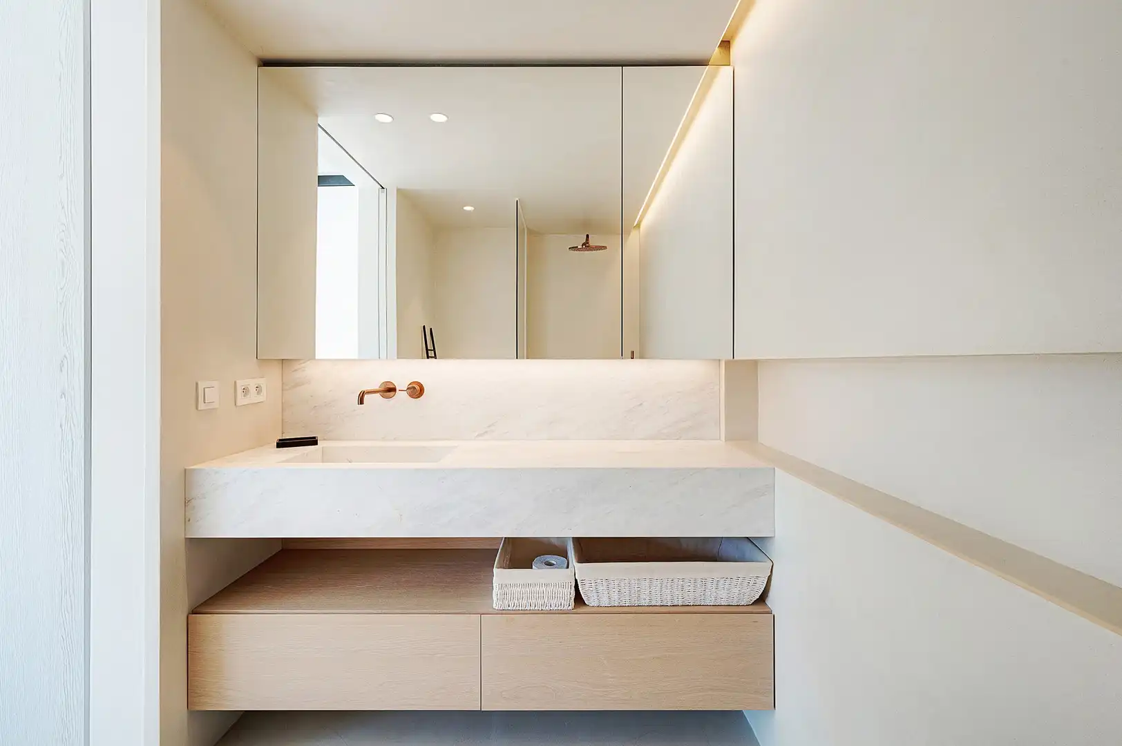 Zonnig gerenoveerd appartement met zuidwest gericht terras en open zicht op wandelafstand van het strand in hartje Zoute. foto 17