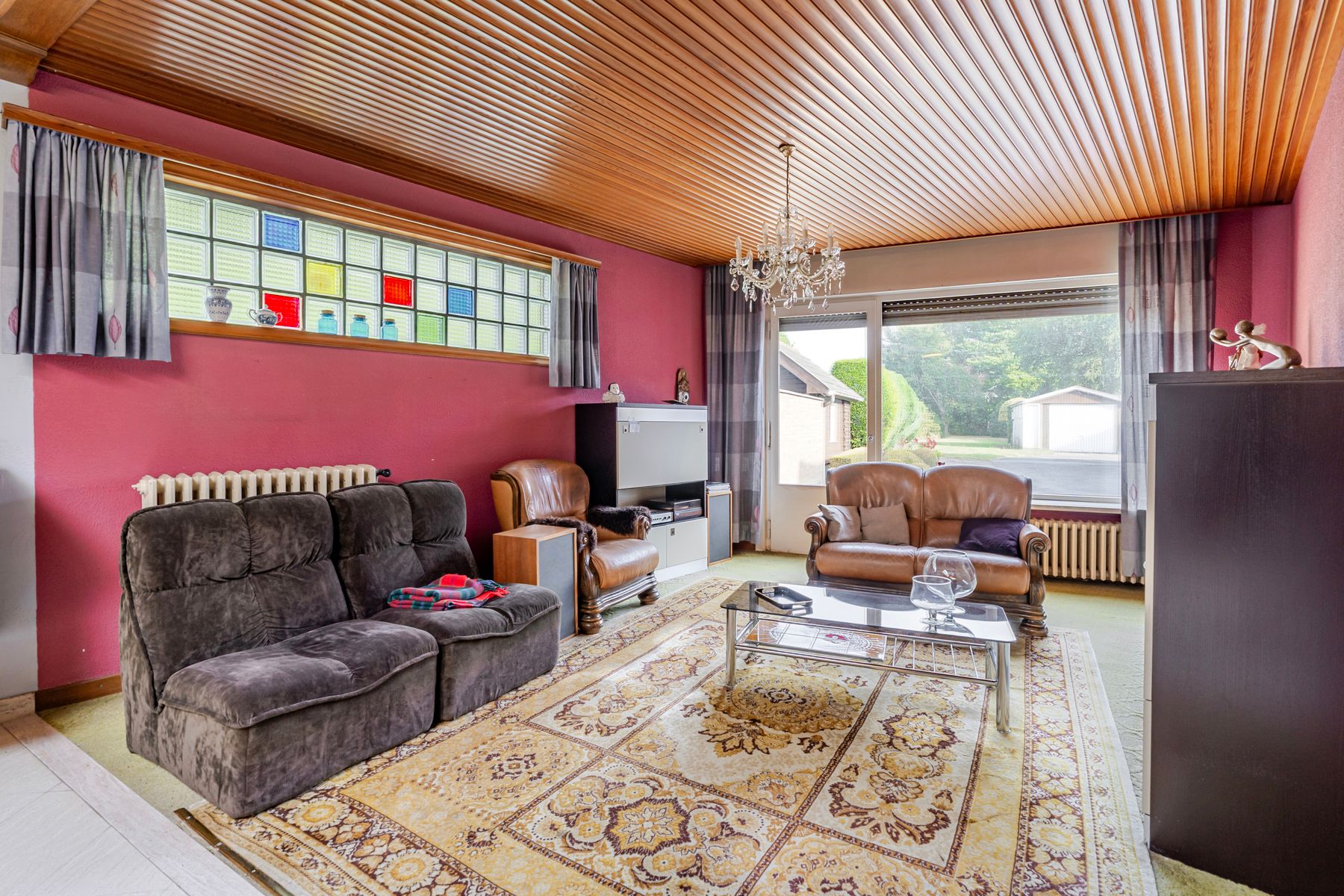 Ruime woning met meerdere bijgebouwen foto 8