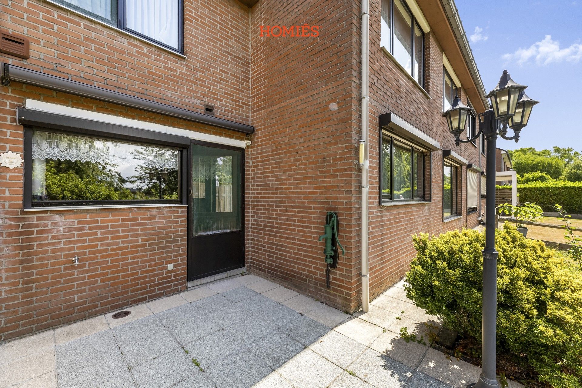 Te renoveren woning met veel potentieel foto 23