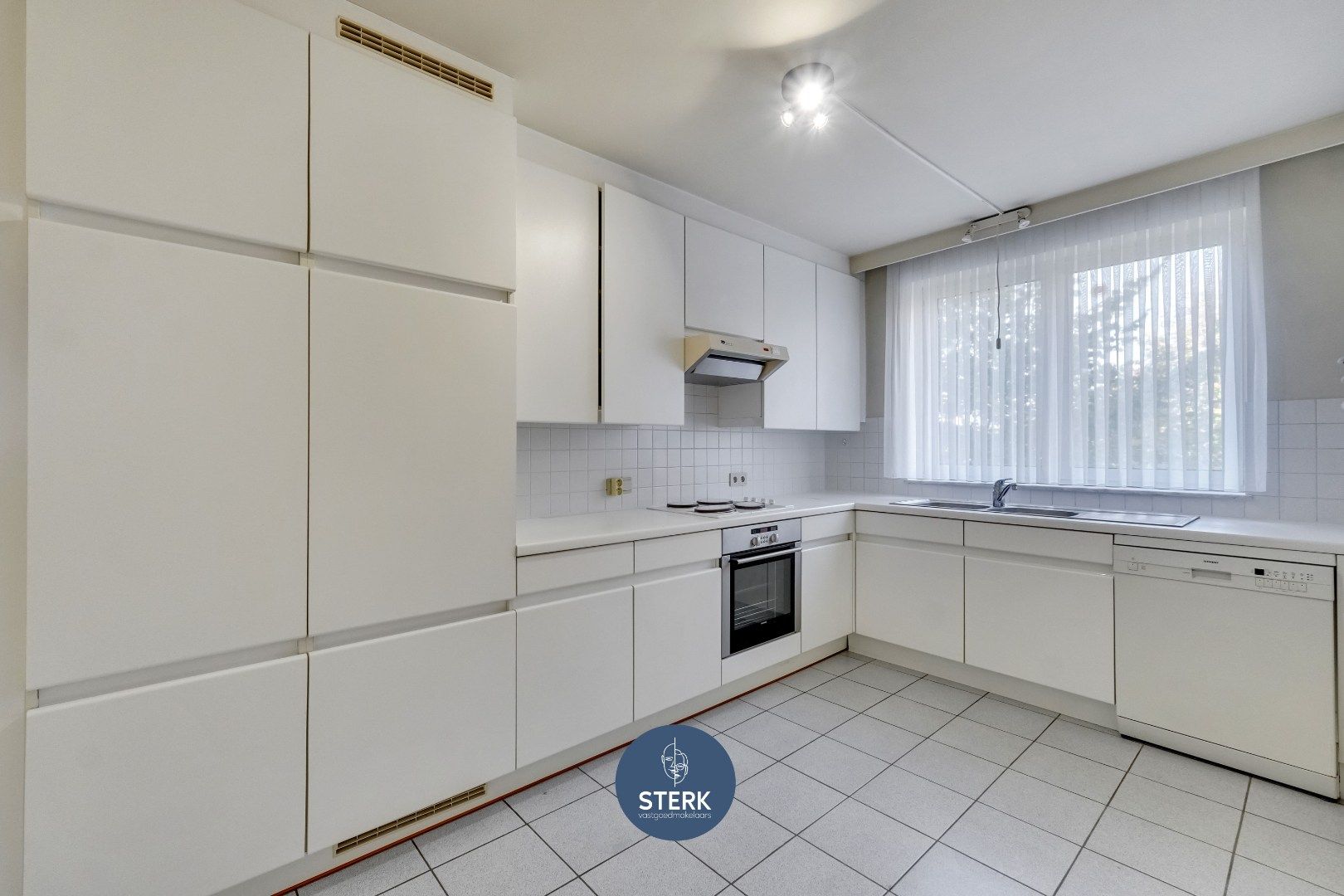 APPARTEMENT MET EEN RUIM TERRAS IN HET CENTRUM VAN LANAKEN !  foto 9